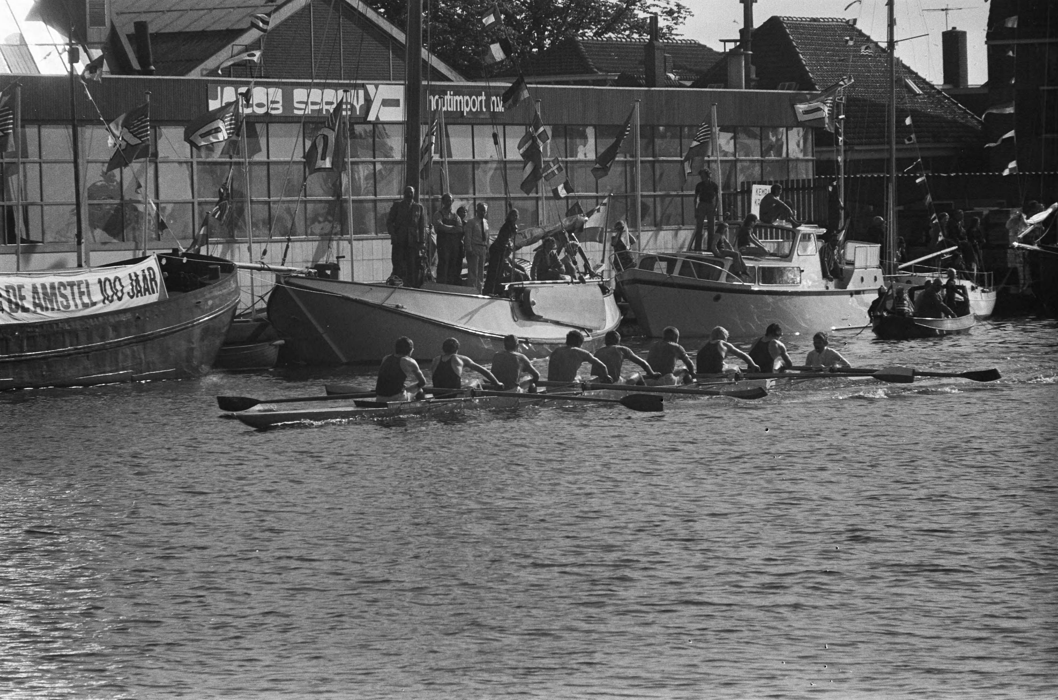 Fotocollectie Anefo — Prinses Margriet bij 100-jarig bestaan "Njord" in Alphen aan den Rijn ; overzicht roeiwedstrijden — Foto: Peters, Hans / Anefo. Licentie: Set B: Rechtenvrij / Publiek Domein. Bron: Nationaal Archief. http://hdl.handle.net/10648/ac4bddfe-d0b4-102d-bcf8-003048976d84