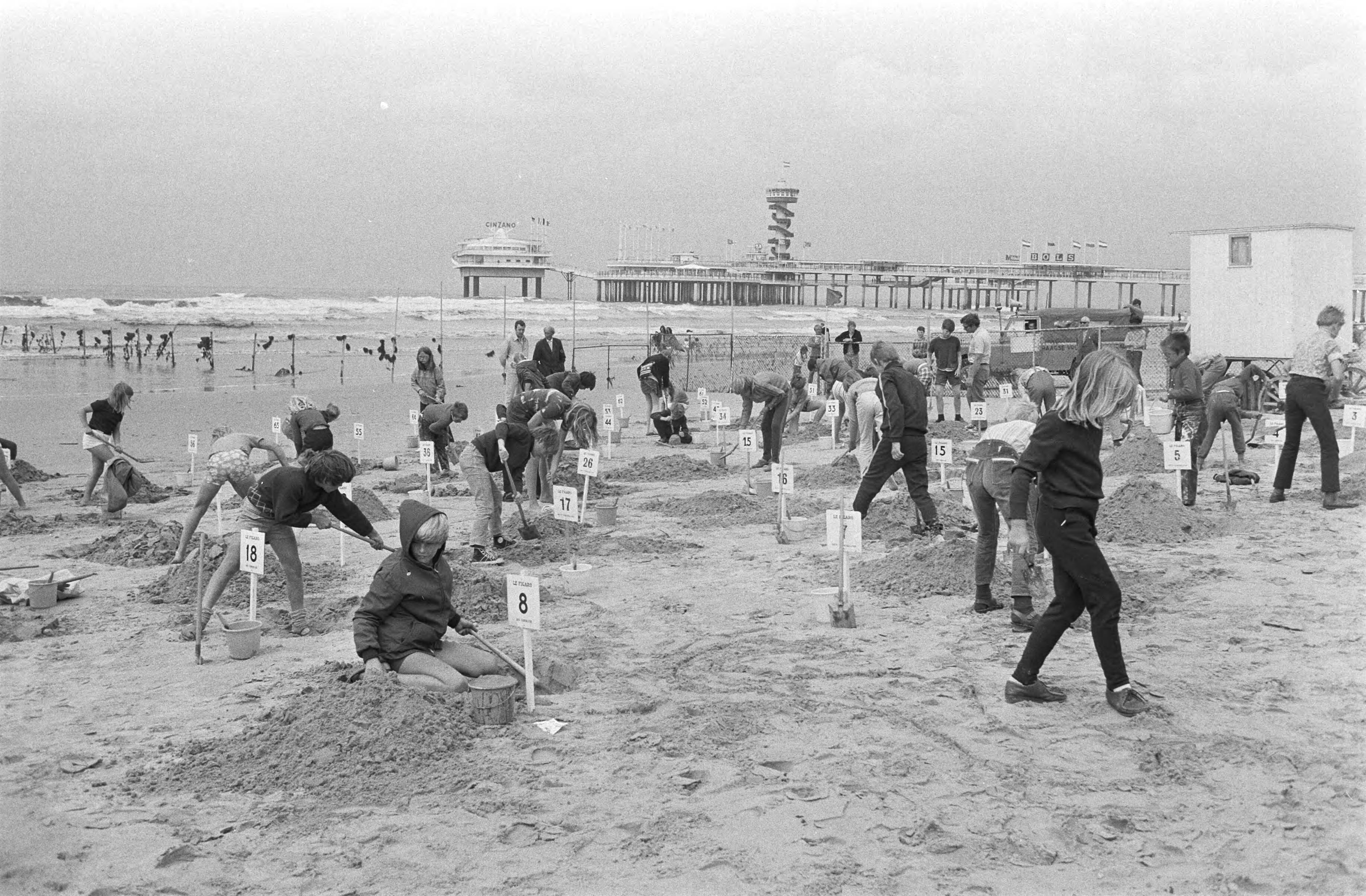 Fotocollectie Anefo — Nationale zandbouwwedstrijd in Scheveningen — Foto: Peters, Hans / Anefo. Licentie: Set B: Rechtenvrij / Publiek Domein. Bron: Nationaal Archief. http://hdl.handle.net/10648/abc6ccae-d0b4-102d-bcf8-003048976d84
