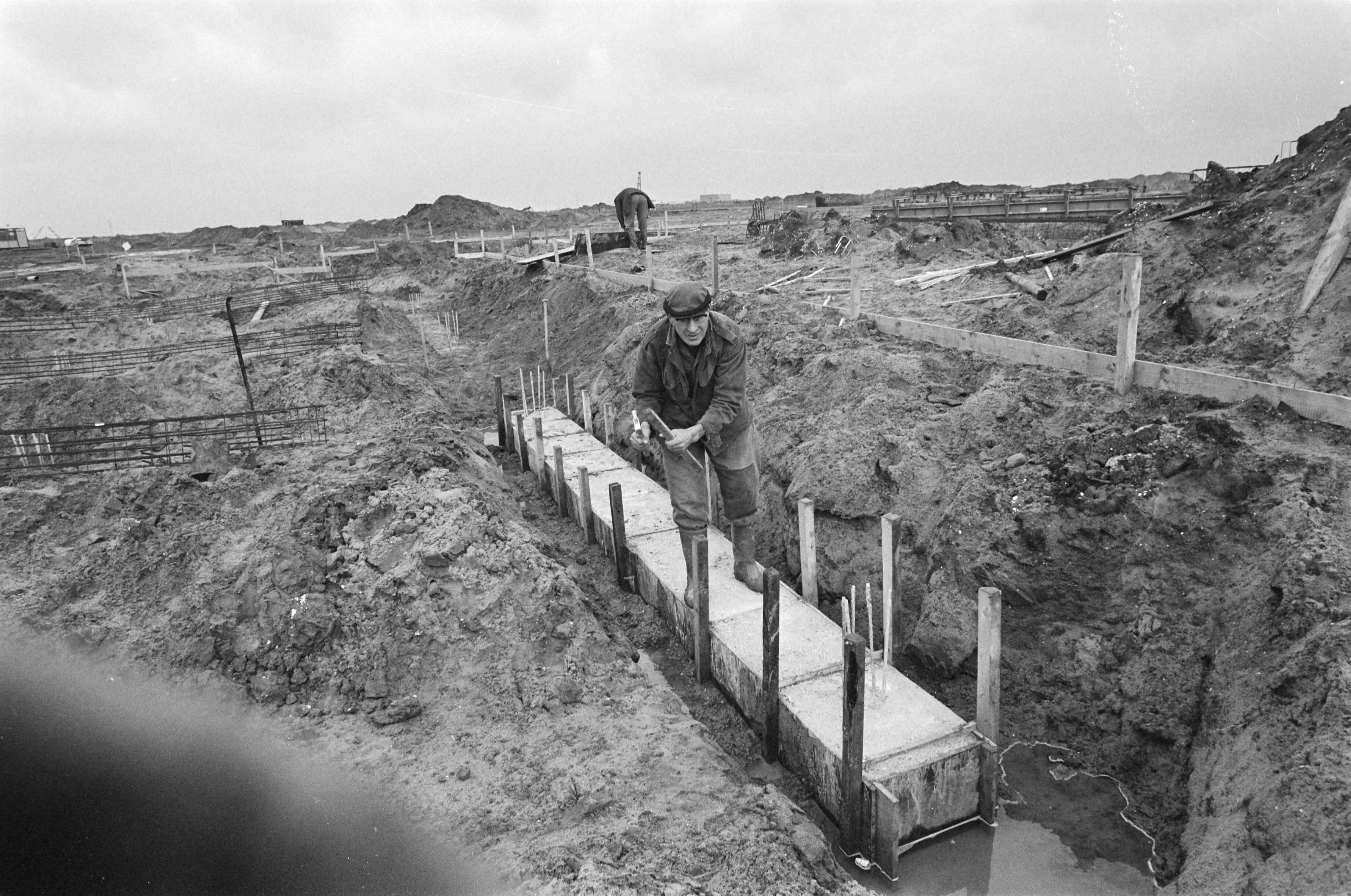 Fotocollectie Anefo — Bouw Almere in Zuid-Flevopolder; funderingen worden gelegd — Foto: Mieremet, Rob / Anefo. Licentie: Set B: Rechtenvrij / Publiek Domein. Bron: Nationaal Archief. http://hdl.handle.net/10648/ac7a54ae-d0b4-102d-bcf8-003048976d84