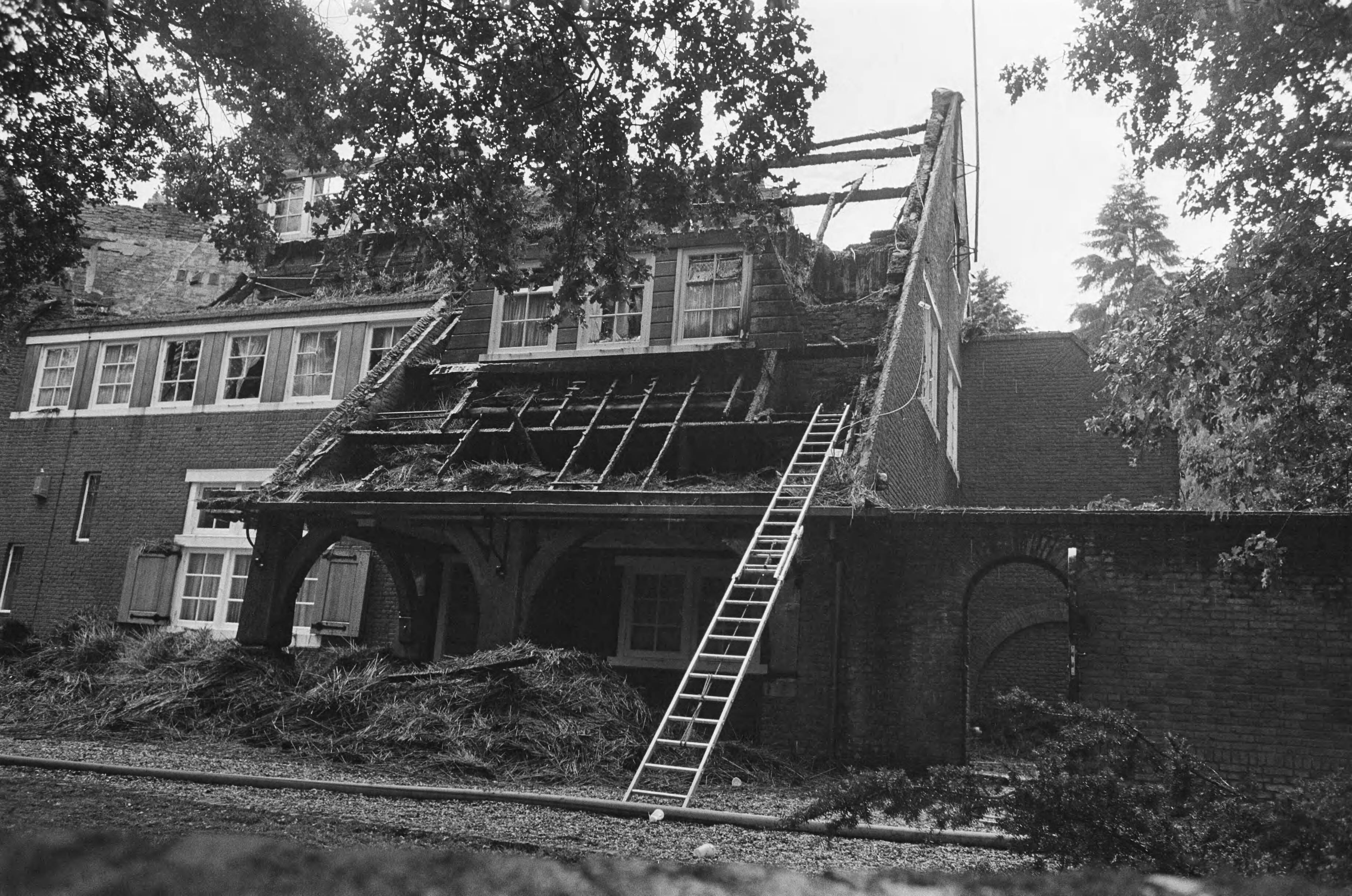 Fotocollectie Anefo — Villa van Menten in Blaricum deels door brand verwoest; door verbrande villa in Blaricum — Foto: Verhoeff, Bert / Anefo. Licentie: Set B: Rechtenvrij / Publiek Domein. Bron: Nationaal Archief. http://hdl.handle.net/10648/ac9fa696-d0b4-102d-bcf8-003048976d84