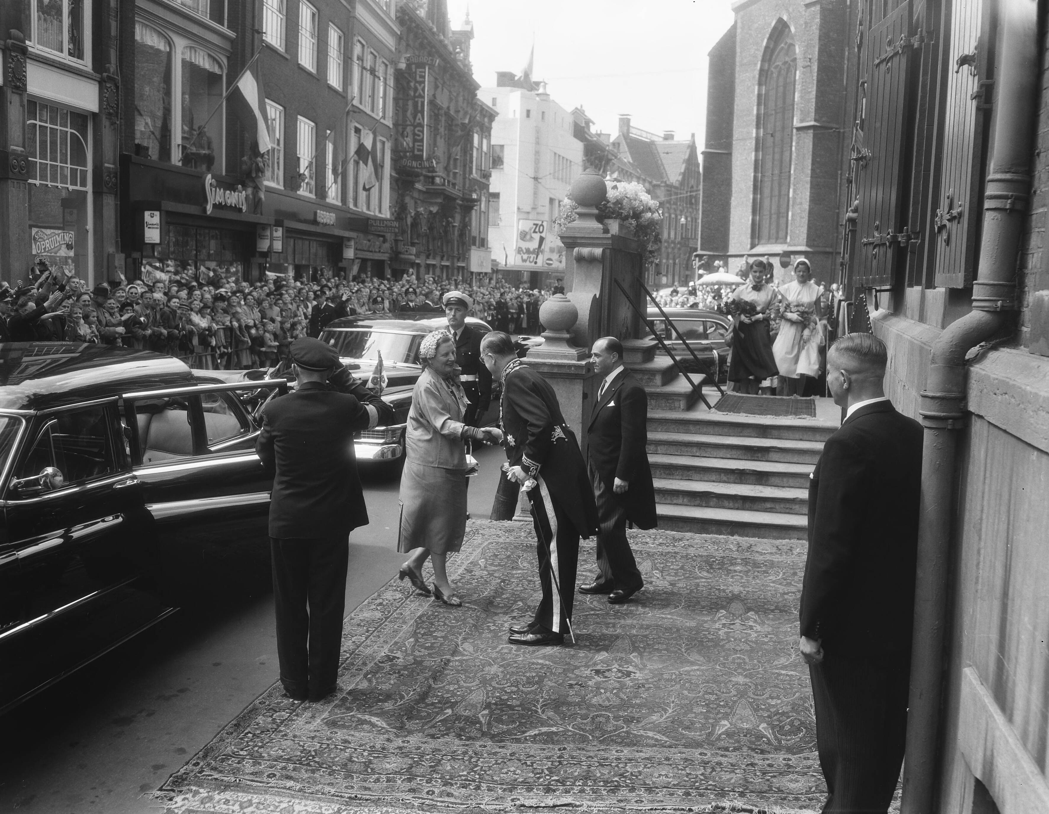 Staatsbezoek Franse president René Coty (1954) — Staatsbezoek Franse president René Coty. Tweede dag. Bezoek aan Den Haag. Aankomst bij het stadhuis — Foto: Noske, J.D. / Anefo. Licentie: Set B: Rechtenvrij / Publiek Domein. Bron: Nationaal Archief. http://hdl.handle.net/10648/a9264c7c-d0b4-102d-bcf8-003048976d84