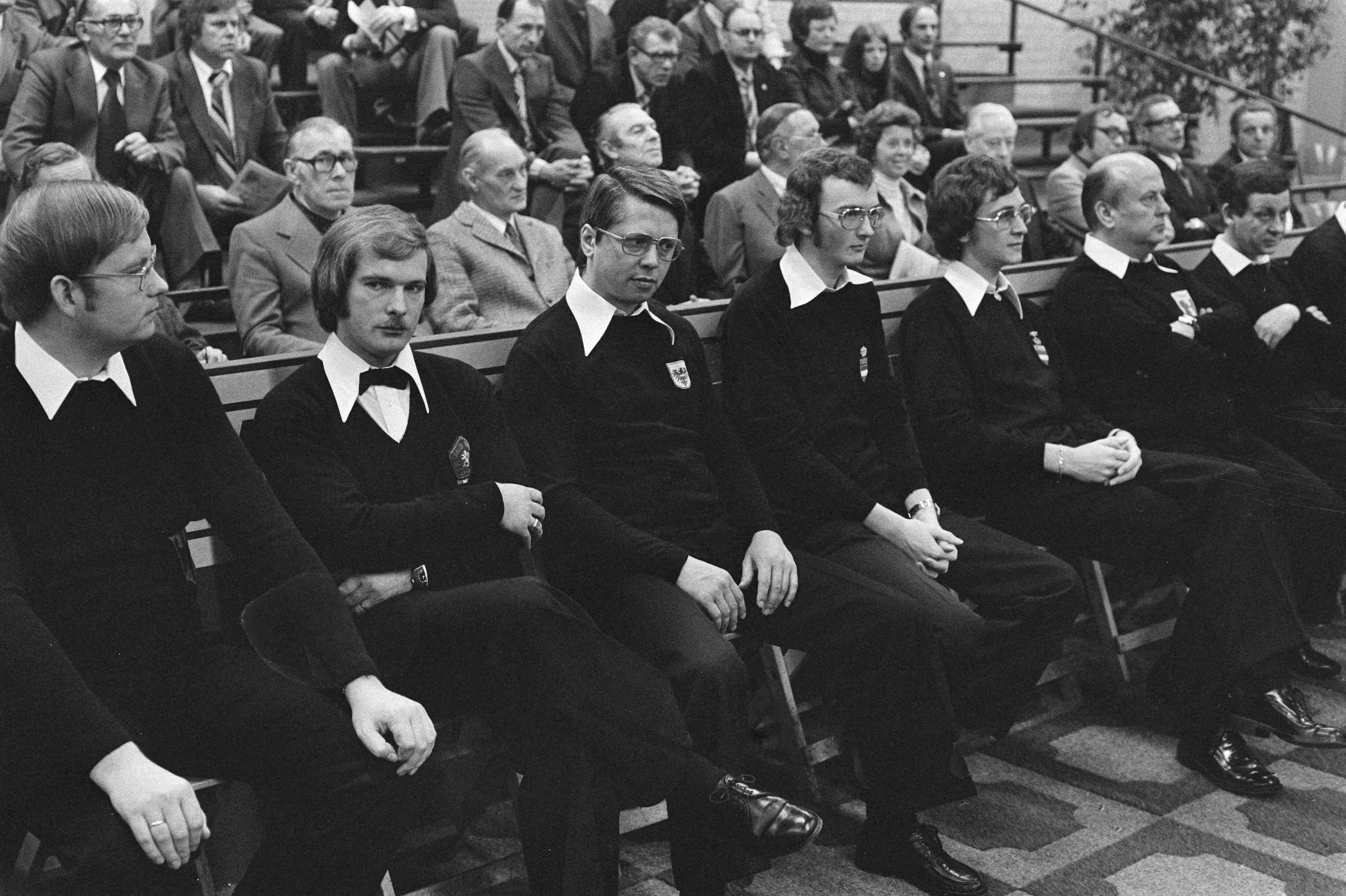 Fotocollectie Anefo — Europese kampioenschappen biljarten 47/2 in Vugt begonne alle deelnemers aan de Europese kampioenschappen 47/2 — Foto: Verhoeff, Bert / Anefo. Licentie: Set B: Rechtenvrij / Publiek Domein. Bron: Nationaal Archief. http://hdl.handle.net/10648/ac7a842e-d0b4-102d-bcf8-003048976d84