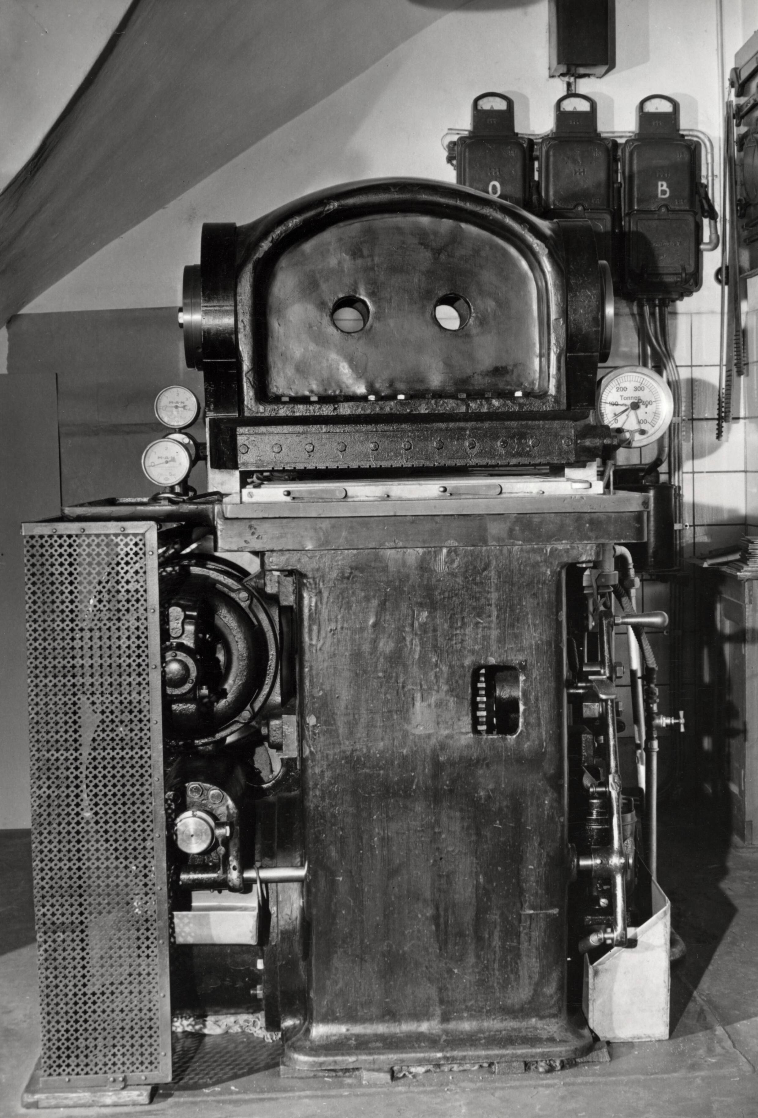 Drukkerij Spaarnestad — [Drukkerij? Machine] — Foto: Fotograaf Onbekend / Fotobureau onbekend / Spaarnestad Photo (05887). Licentie: Set B: Rechtenvrij / Publiek Domein. Bron: Nationaal Archief. http://hdl.handle.net/10648/35429da6-388b-a382-e063-6df0900a6686