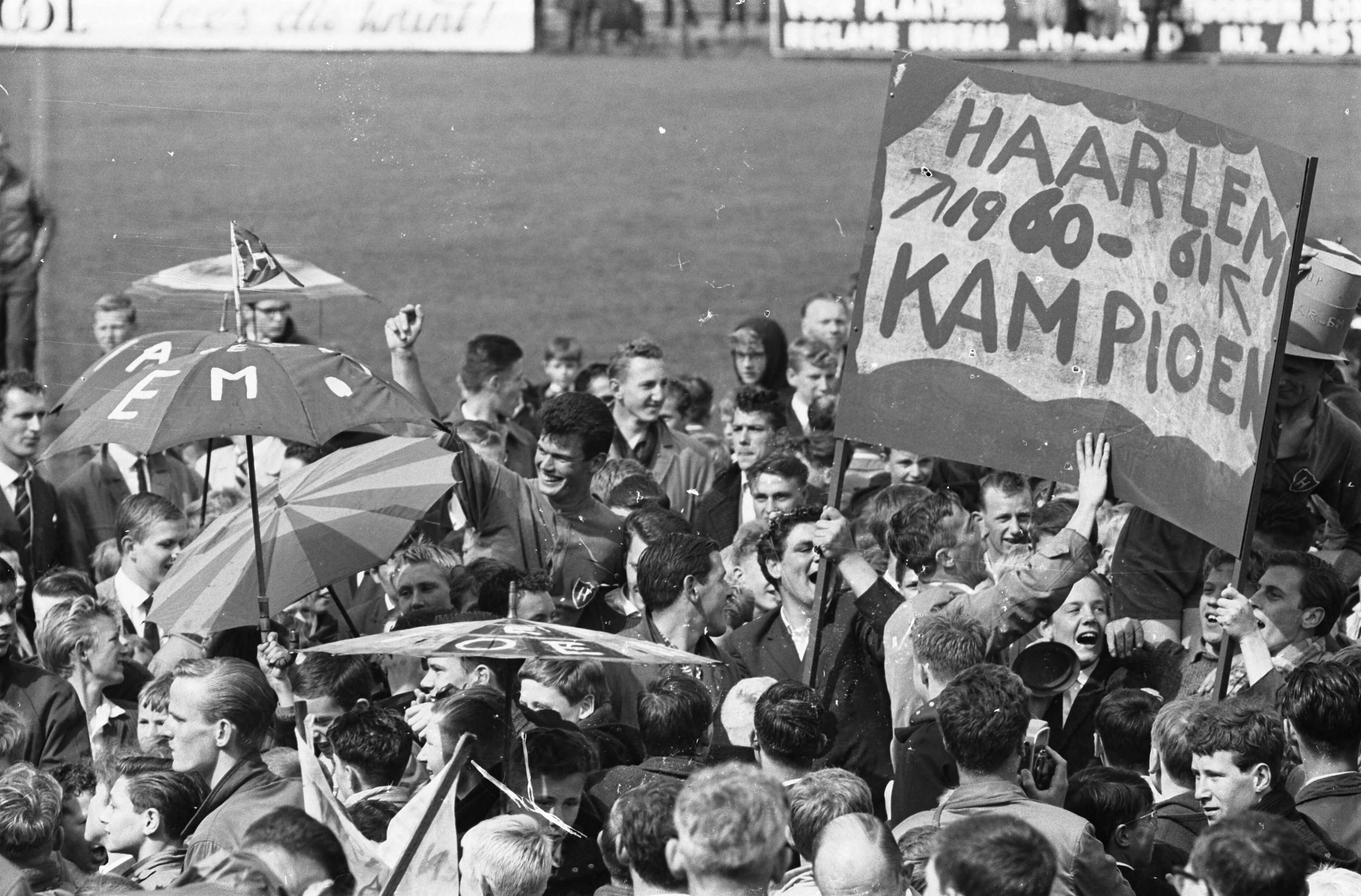 Fotocollectie Anefo — Voetbal. Haarlem tegen Zwolse Boys 3-0. Vreugde bij Haarlem supporters na afloop — Foto: Pot, Harry / Anefo. Licentie: Set B: Rechtenvrij / Publiek Domein. Bron: Nationaal Archief. http://hdl.handle.net/10648/a9d84472-d0b4-102d-bcf8-003048976d84