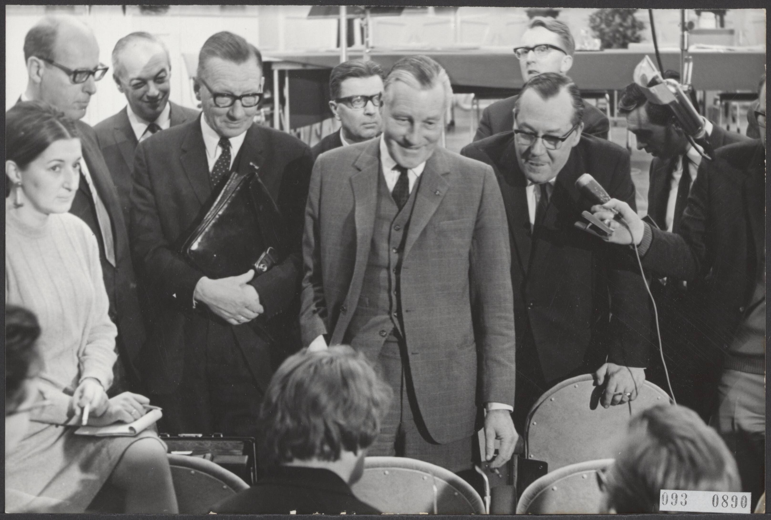 Fotocollectie Elsevier Binnenland — Buitengewone Algemenvergadering van de AVRO in Hilversum. De herkozen voorzitter mr. dr. L.H. Slotemaker licht de journalisten in over de nieuwe situatie in de omroep en TV-wereld — Foto: Merk, Ben / Anefo. Licentie: Set B: Rechtenvrij / Publiek Domein. Bron: Nationaal Archief. http://hdl.handle.net/10648/ae2997ba-d0b4-102d-bcf8-003048976d84