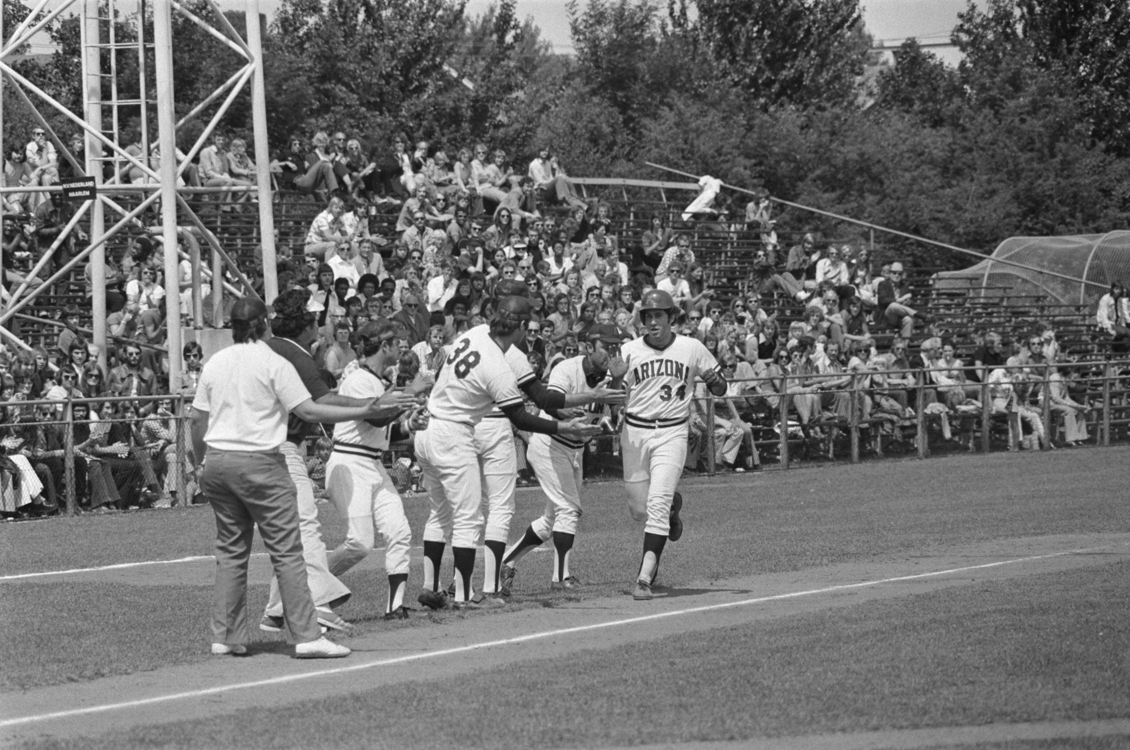 Fotocollectie Anefo — Haarlemse honkbalweek, Nederland tegen Arizona 4-8, home-run van Ron Hassey (34) — Foto: Mieremet, Rob / Anefo. Licentie: Set B: Rechtenvrij / Publiek Domein. Bron: Nationaal Archief. http://hdl.handle.net/10648/ac50db56-d0b4-102d-bcf8-003048976d84
