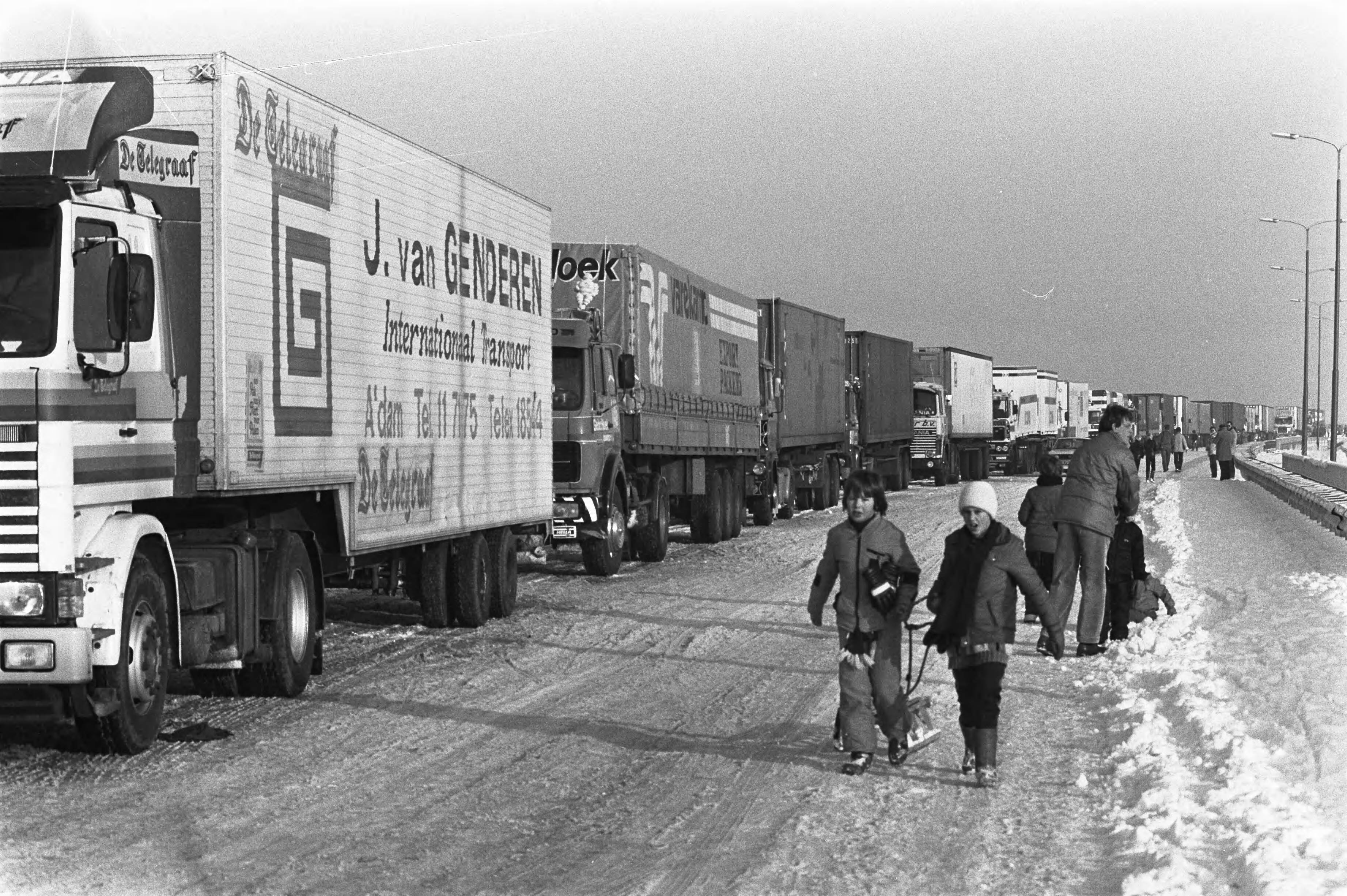 Fotocollectie Anefo — Konvooi 120 vrachtwagens met kerstpakketten van Utrecht naar Polen. Duizenden mensen zwaaiden het konvooi uit vanaf de brug — Foto: Croes, Rob C. / Anefo. Licentie: Set B: Rechtenvrij / Publiek Domein. Bron: Nationaal Archief. http://hdl.handle.net/10648/ad0b194e-d0b4-102d-bcf8-003048976d84