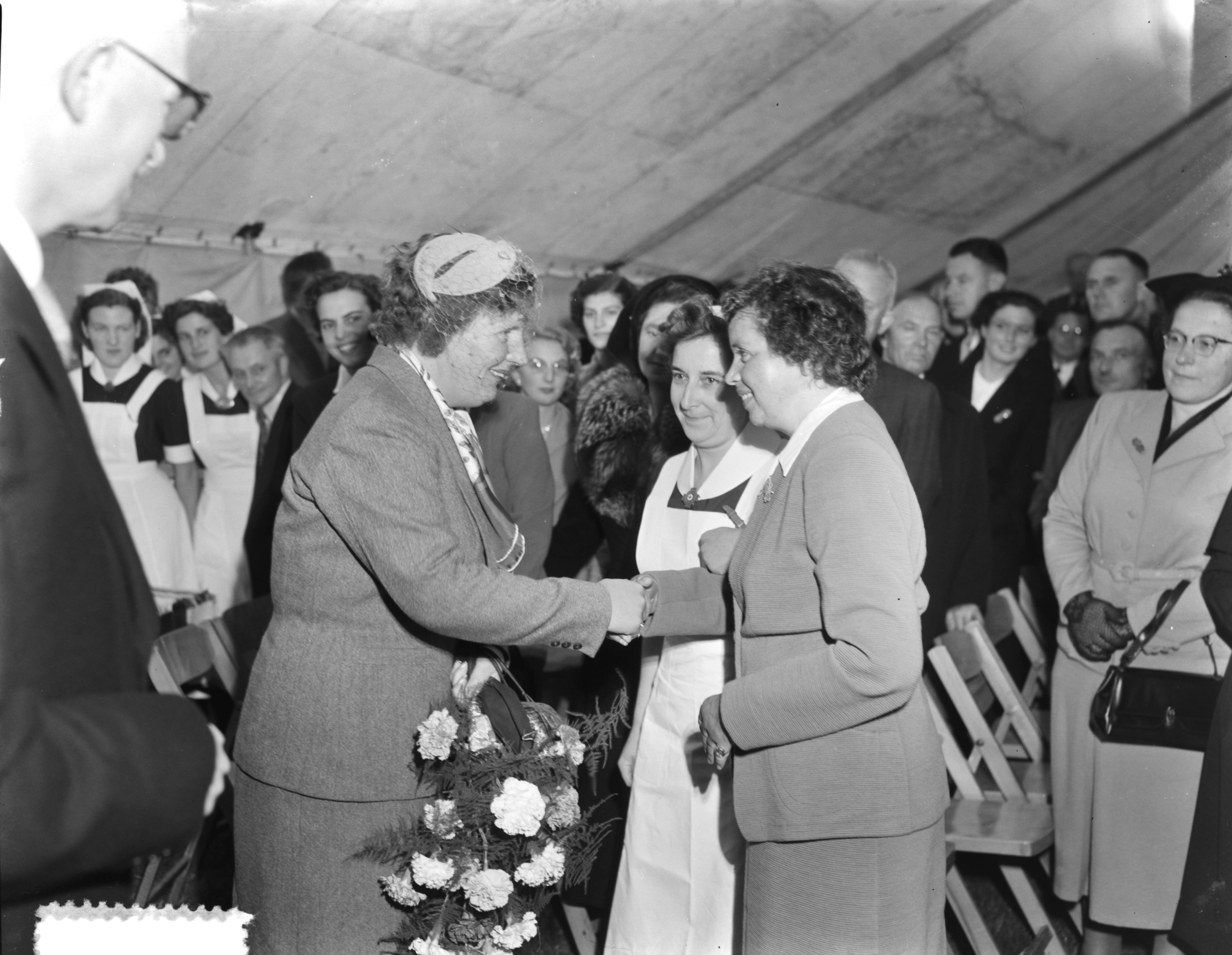 Koningin Juliana verricht de opening van de uitbreiding van het verpleeghuis Der Boede — Koningin Juliana op Duiveland, Het verpleeghuis Der Boede in Koudekerke, Koningin Juliana maakt kennis met [...] — Foto: Duinen, G.W. van / Anefo. Licentie: Set B: Rechtenvrij / Publiek Domein. Bron: Nationaal Archief. http://hdl.handle.net/10648/a9143dac-d0b4-102d-bcf8-003048976d84
