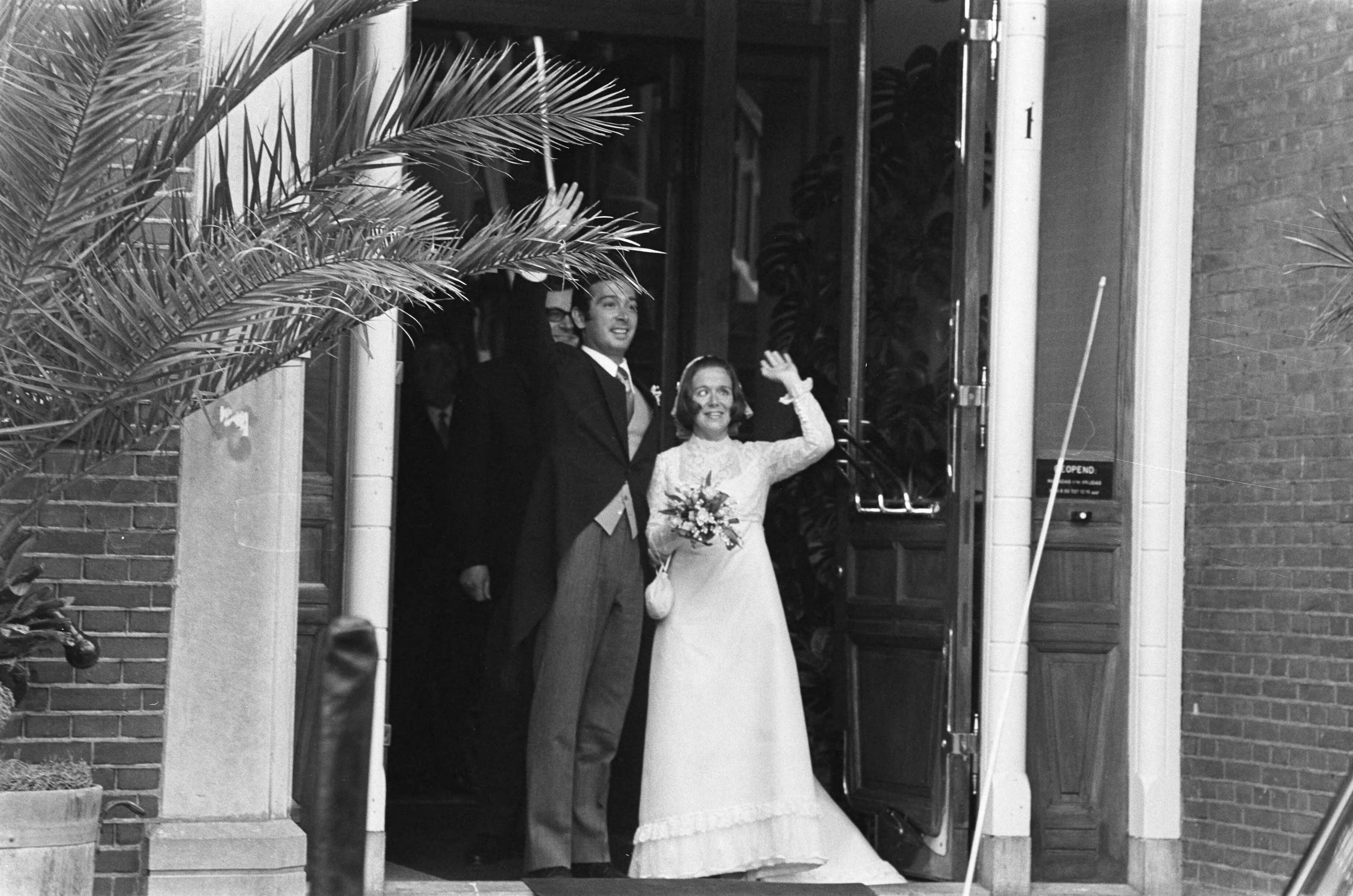 Huwelijk prinses Christina en Jorge Guillermo; de sluiting van het burgerlijk huwelijk in het stadhuis van Baarn — Prinses Christina en Jorge Guillermo bij het verlaten van het stadhuis — Foto: Meerdere fotografen / Anefo. Licentie: Set B: Rechtenvrij / Publiek Domein. Bron: Nationaal Archief. http://hdl.handle.net/10648/ac6c521e-d0b4-102d-bcf8-003048976d84