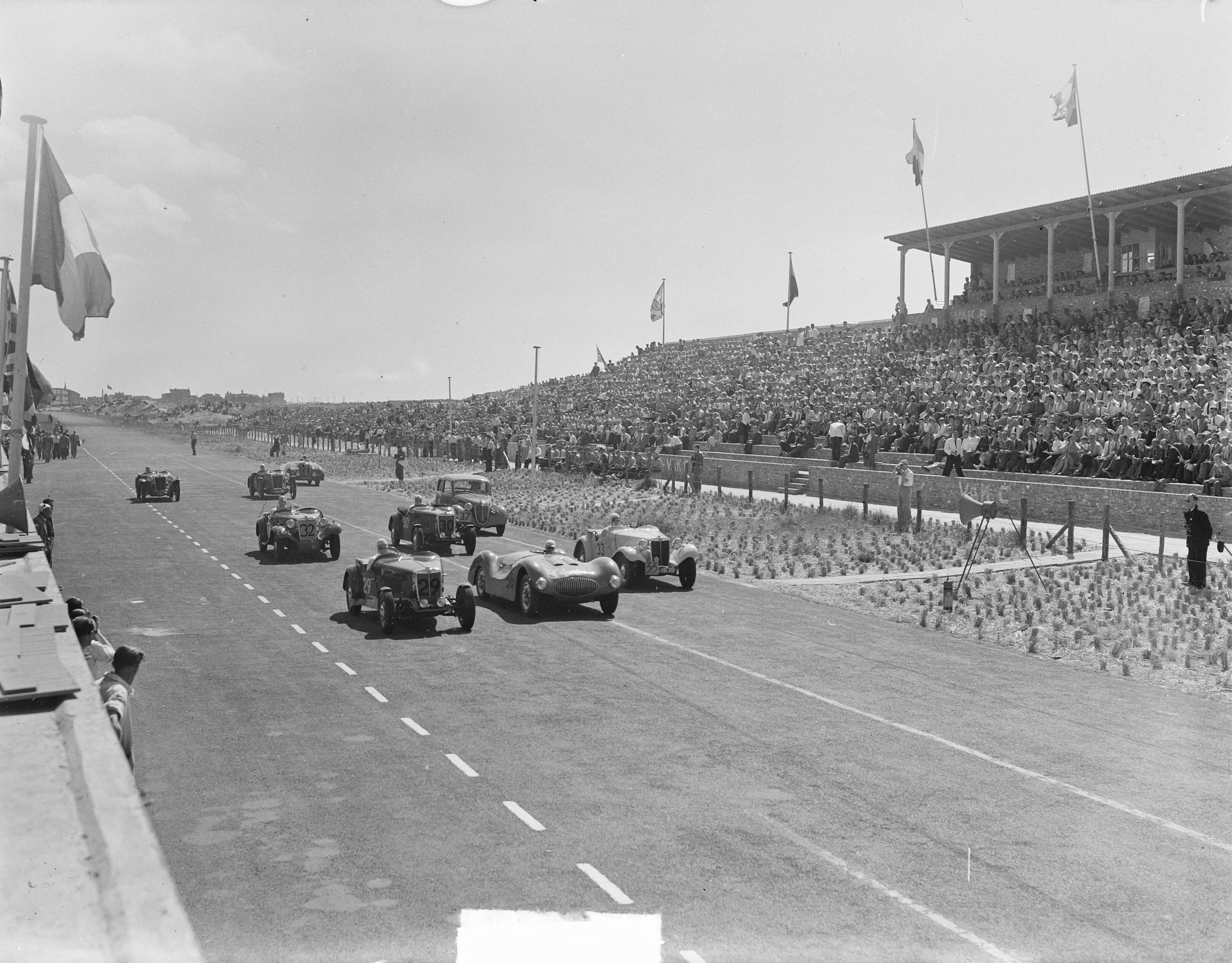 Autoraces Zandvoort — Foto: Bilsen, Joop van / Anefo. — Licentie: Set B: Rechtenvrij / Publiek Domein. Bron: Nationaal Archief. http://hdl.handle.net/10648/a8d9e12a-d0b4-102d-bcf8-003048976d84