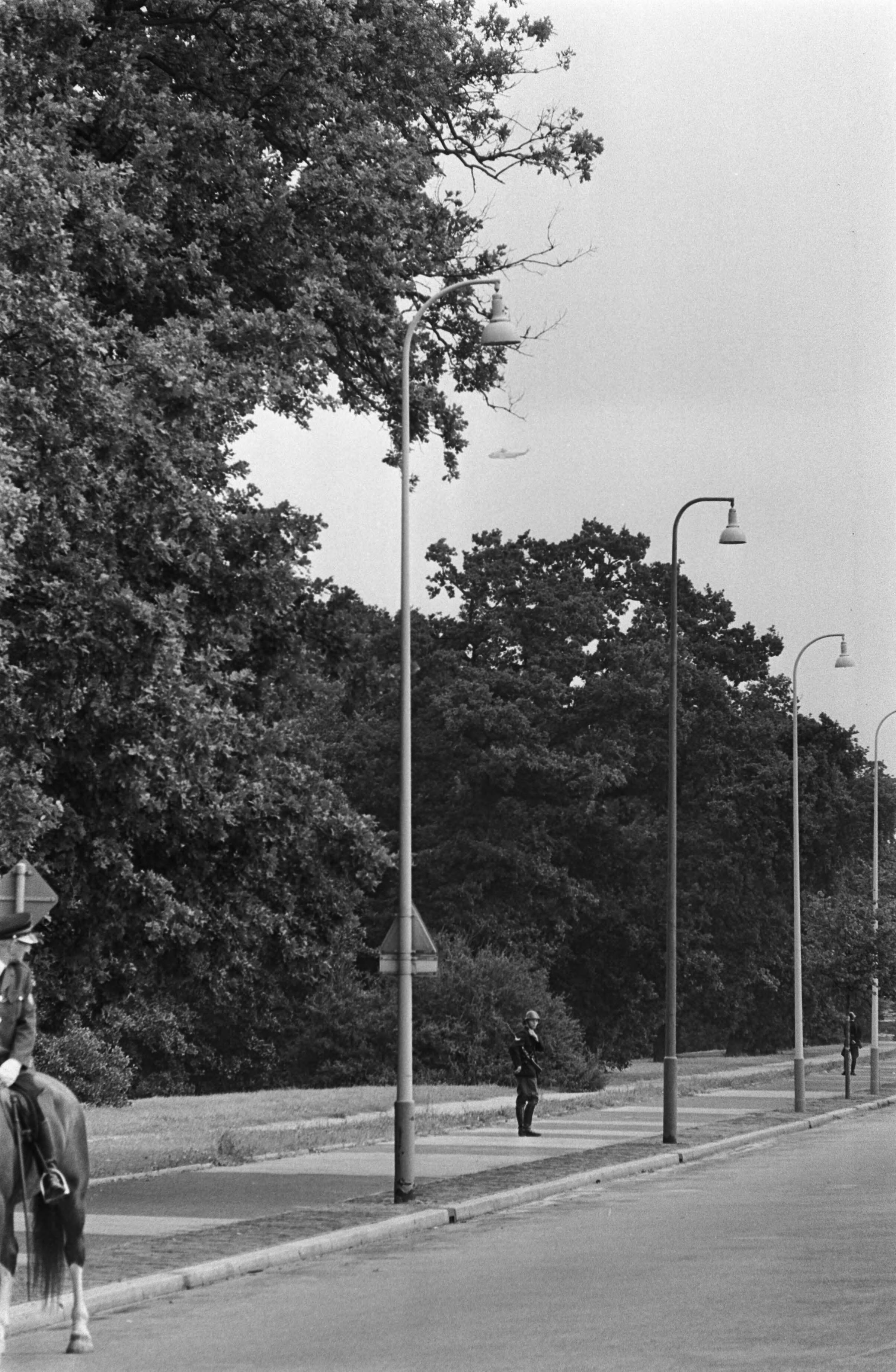 Fotocollectie Anefo — Zware bewaking bij Huis ten Bosch , Den Haag — Foto: Mieremet, Rob / Anefo. Licentie: Set B: Rechtenvrij / Publiek Domein. Bron: Nationaal Archief. http://hdl.handle.net/10648/aba1fc94-d0b4-102d-bcf8-003048976d84
