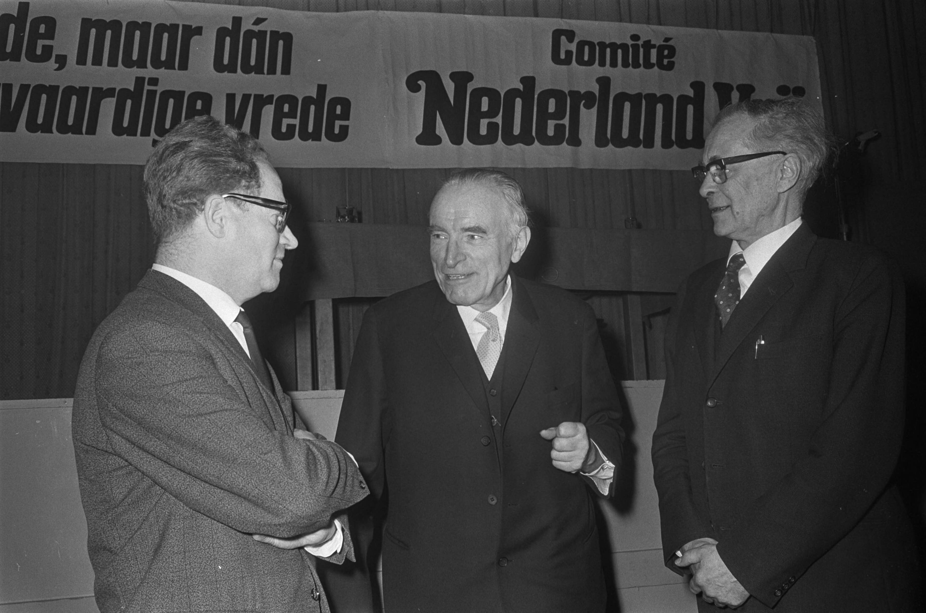 Fotocollectie Anefo — Discussie tussen professor Delfgauw en professor dr. J Prins te Den Haag . Professor Delfgauw , mr. J. C. M. Kapperijne van Cappello en professor Prins / — Foto: Koch, Eric / Anefo. Licentie: Set B: Rechtenvrij / Publiek Domein. Bron: Nationaal Archief. http://hdl.handle.net/10648/ab3c231a-d0b4-102d-bcf8-003048976d84
