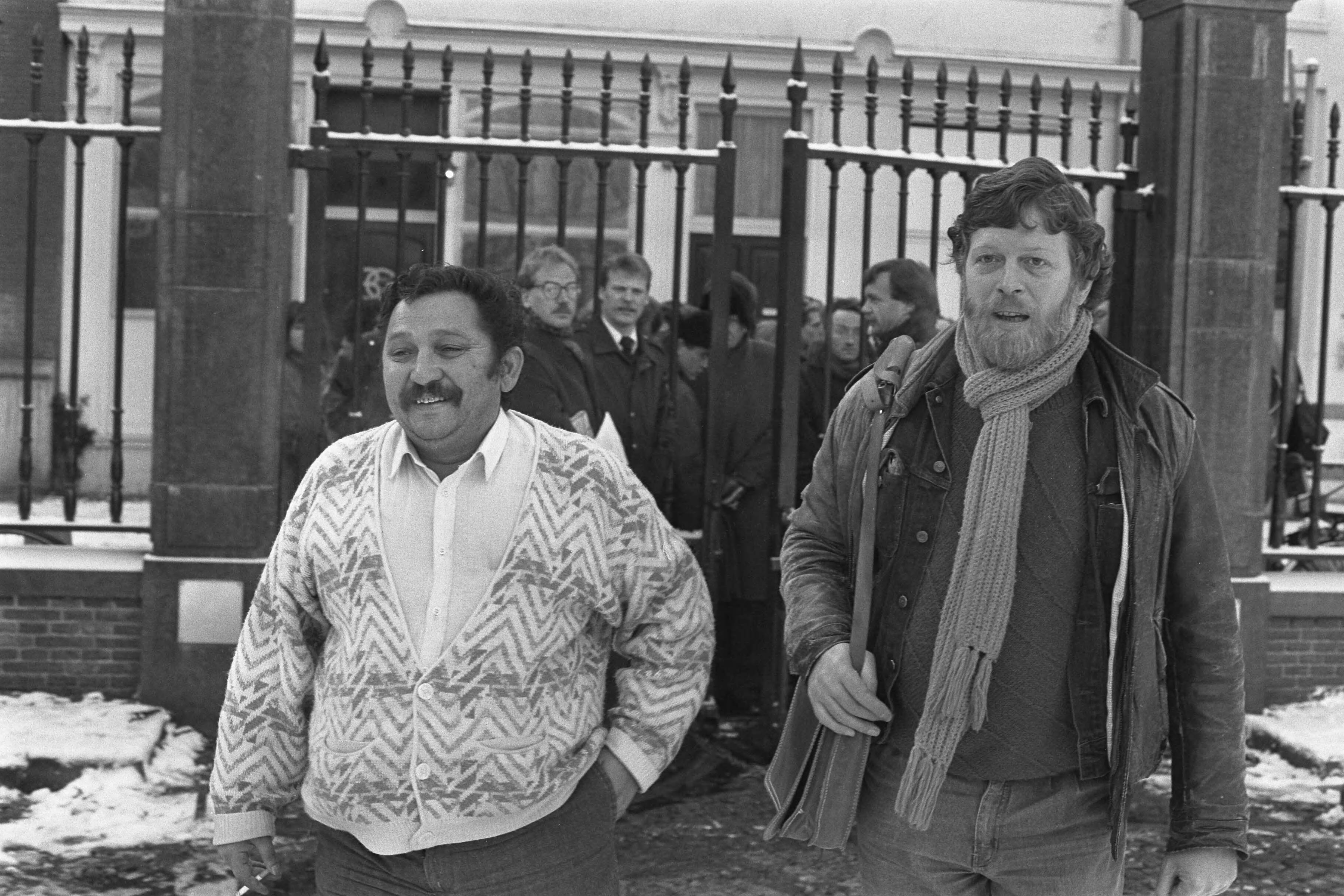 Fotocollectie Anefo — Uitspraak kort geding zigeunerfamilie Duric om nieuwe woning te krijgen; Milan Duric (l) en Rom-medewerker Paul van Eeuwijk — Foto: Gerrits, Roland / Anefo. Licentie: Set B: Rechtenvrij / Publiek Domein. Bron: Nationaal Archief. http://hdl.handle.net/10648/ad5cf7f0-d0b4-102d-bcf8-003048976d84