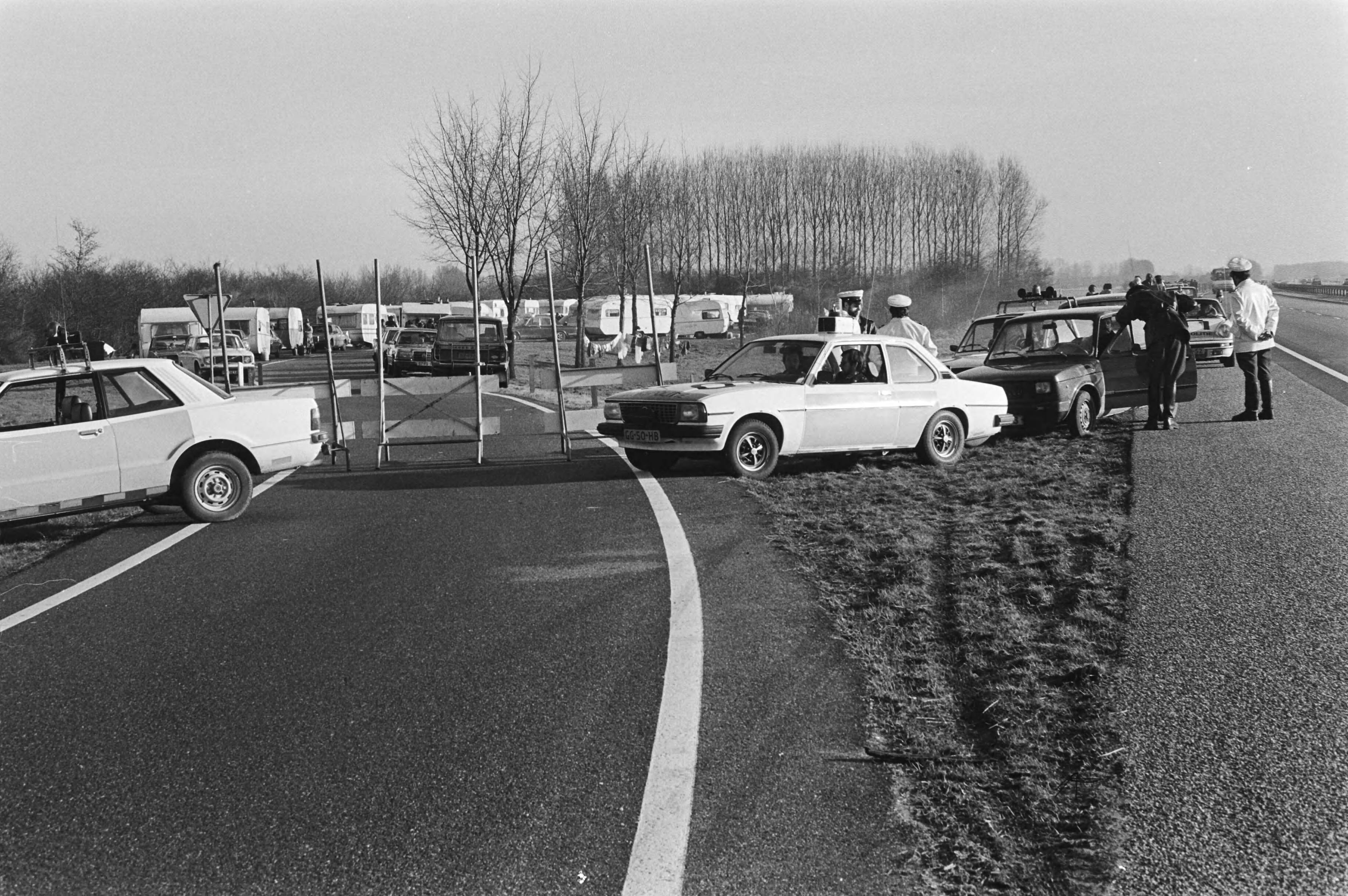 Fotocollectie Anefo — Vandaag heeft groep illegale zigeuners geprobeert naar Duitsland te komen bij Bergh, groep verbleef laatste dagen op een terrein bij Zeist — Foto: Dijk, Hans van / Anefo. Licentie: Set B: Rechtenvrij / Publiek Domein. Bron: Nationaal Archief. http://hdl.handle.net/10648/acf2199e-d0b4-102d-bcf8-003048976d84