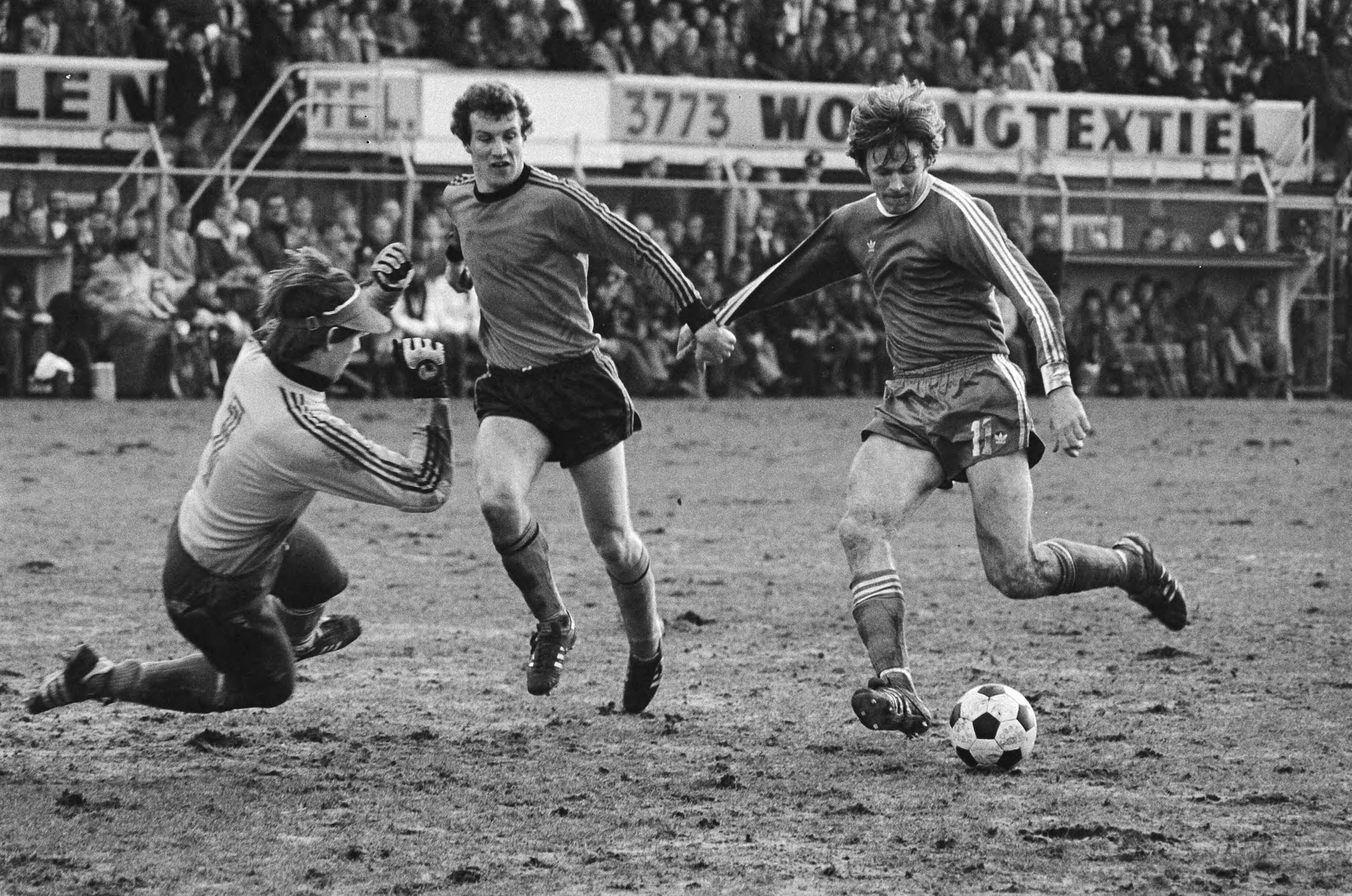 Fotocollectie Anefo — Volendam tegen FC Twente ; Gritter schiet tegen doelman Hoek — Foto: Peters, Hans / Anefo. Licentie: Set B: Rechtenvrij / Publiek Domein. Bron: Nationaal Archief. http://hdl.handle.net/10648/acad31da-d0b4-102d-bcf8-003048976d84
