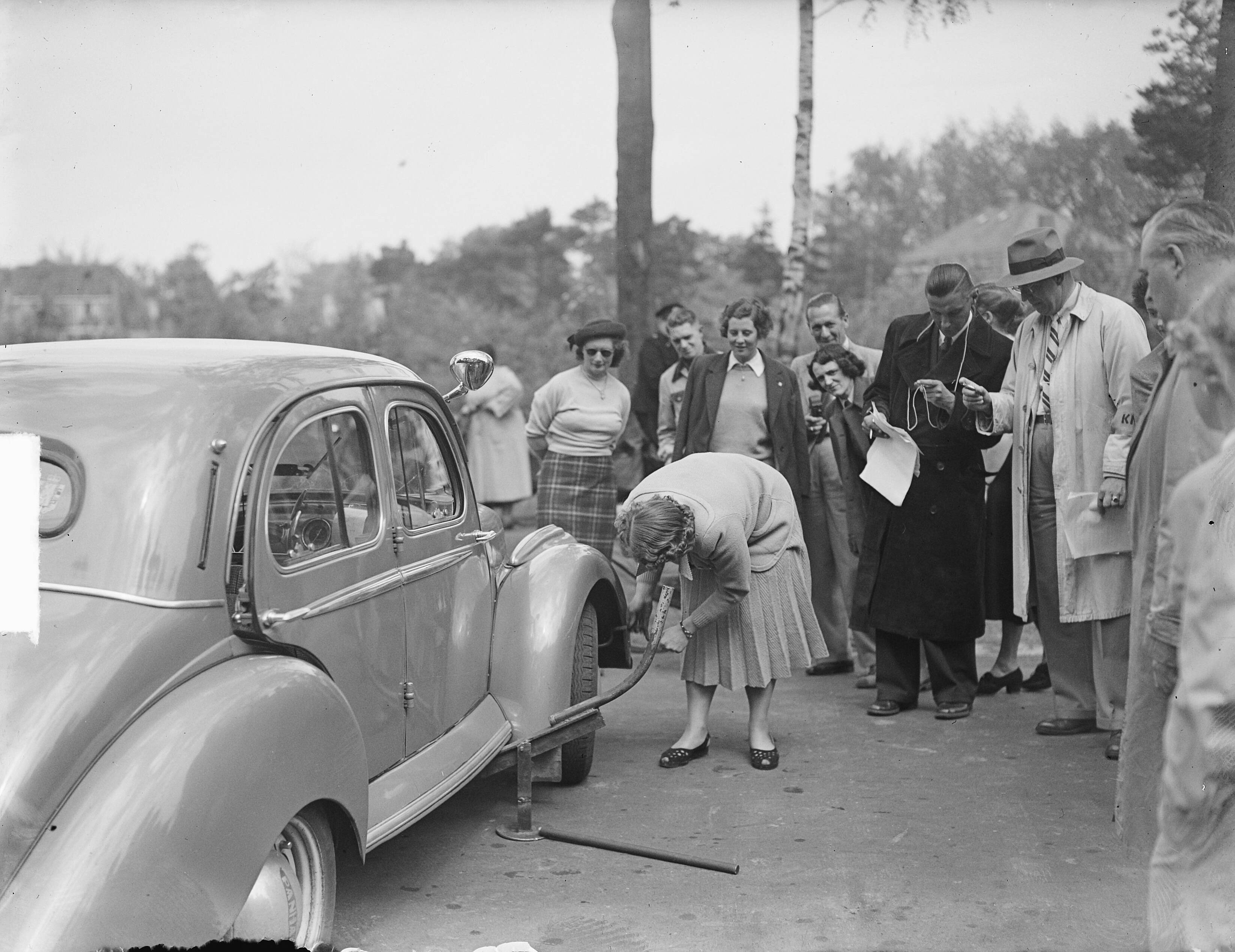 KNAC damesrit met belangrijke personen te Zeist — KNAC dames rit met belangrijke personen te Zeist. Verwisselen van een band — Foto: Nijs, Jac. de / Anefo. Licentie: Set B: Rechtenvrij / Publiek Domein. Bron: Nationaal Archief. http://hdl.handle.net/10648/a8d8c98e-d0b4-102d-bcf8-003048976d84