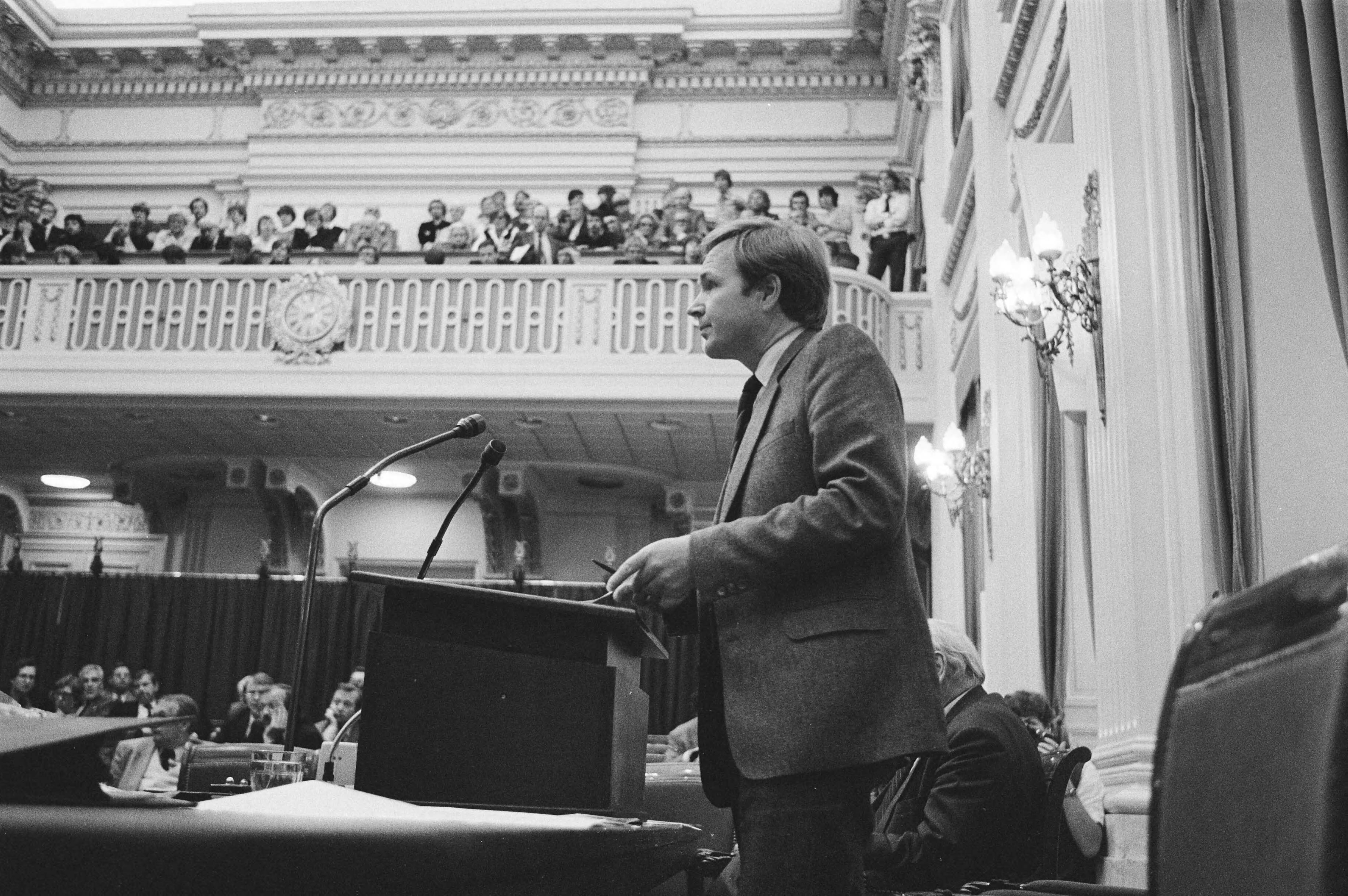 Tweede Kamer der Staten-Generaal — Terlouw aan het woord vanachter het spreekgestoelte van de Tweede Kamer; rechts van hem Joop den Uyl — Foto: Bogaerts, Rob / Anefo. Licentie: Set B: Rechtenvrij / Publiek Domein. Bron: Nationaal Archief. http://hdl.handle.net/10648/ad03f61e-d0b4-102d-bcf8-003048976d84