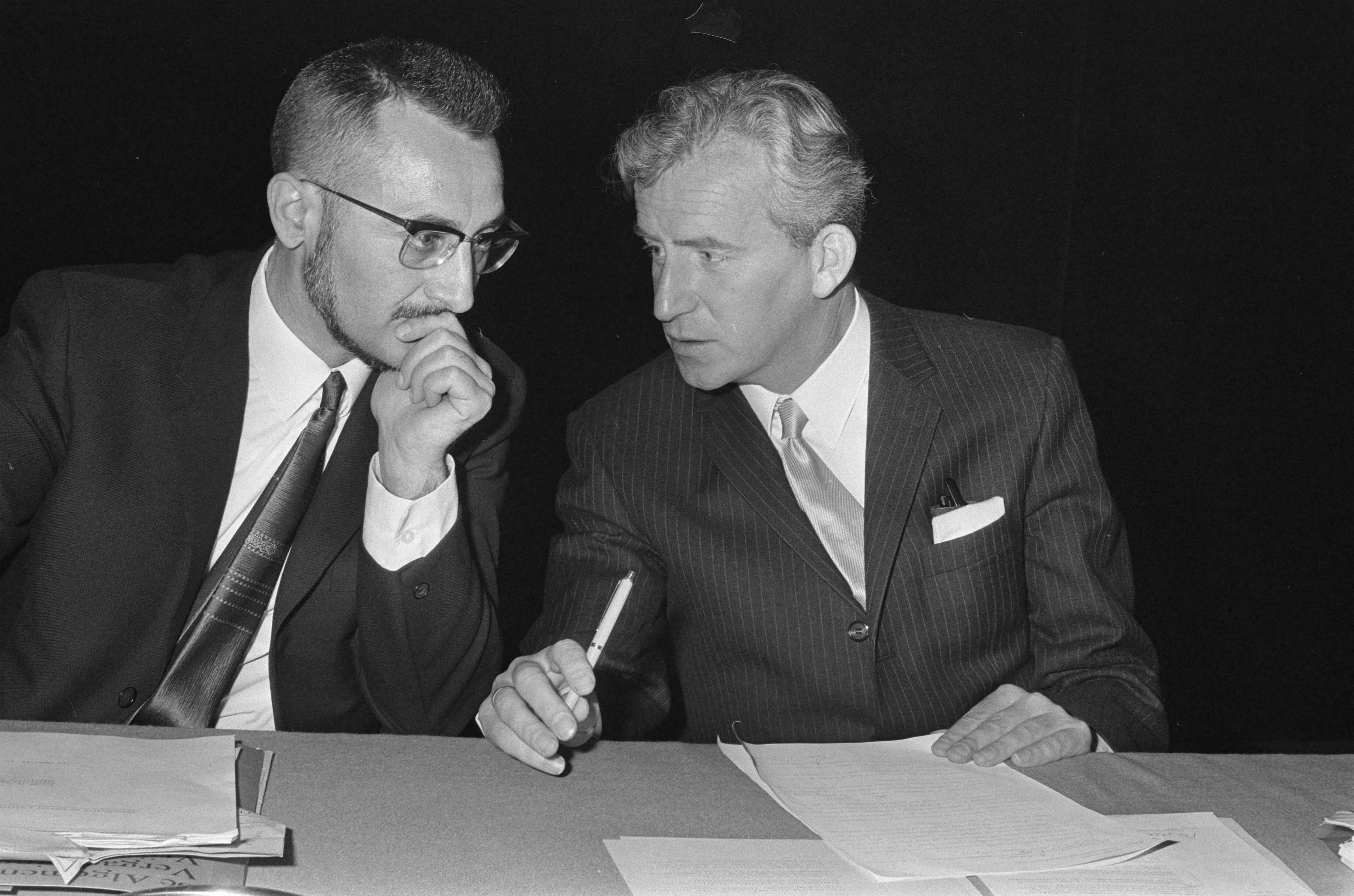 Fotocollectie Anefo — 6e Algemene Vergadering van het Europese vakbewegingssector in het Nederlands Congresgeb. te Den Haag links de Bel Th. Rasschaert en rechts A. Kloos — Foto: Mieremet, Rob / Anefo. Licentie: Set B: Rechtenvrij / Publiek Domein. Bron: Nationaal Archief. http://hdl.handle.net/10648/ab6664e0-d0b4-102d-bcf8-003048976d84