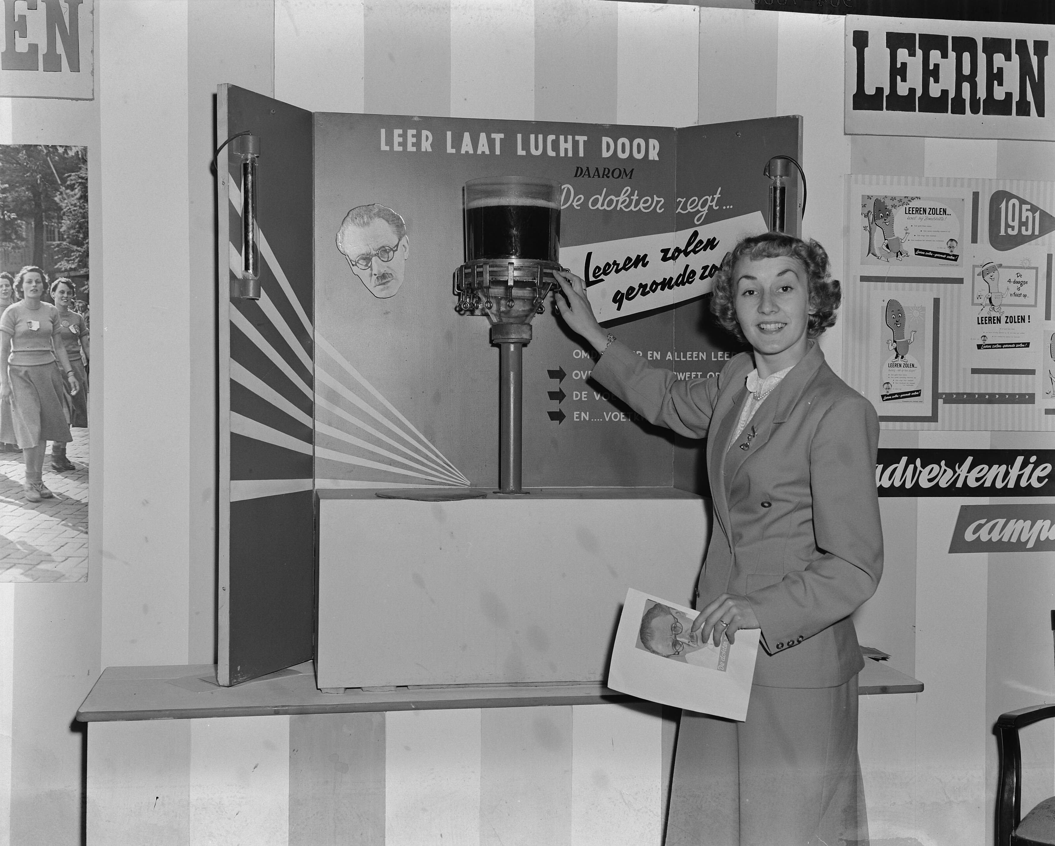 Tentoonstelling 'Het Gulden Voetspoor'. Expositie van de geschiedenis van het schoeisel in Den Haag — Foto: Pot, Harry / Anefo. — Licentie: Set B: Rechtenvrij / Publiek Domein. Bron: Nationaal Archief. http://hdl.handle.net/10648/a8efebbe-d0b4-102d-bcf8-003048976d84