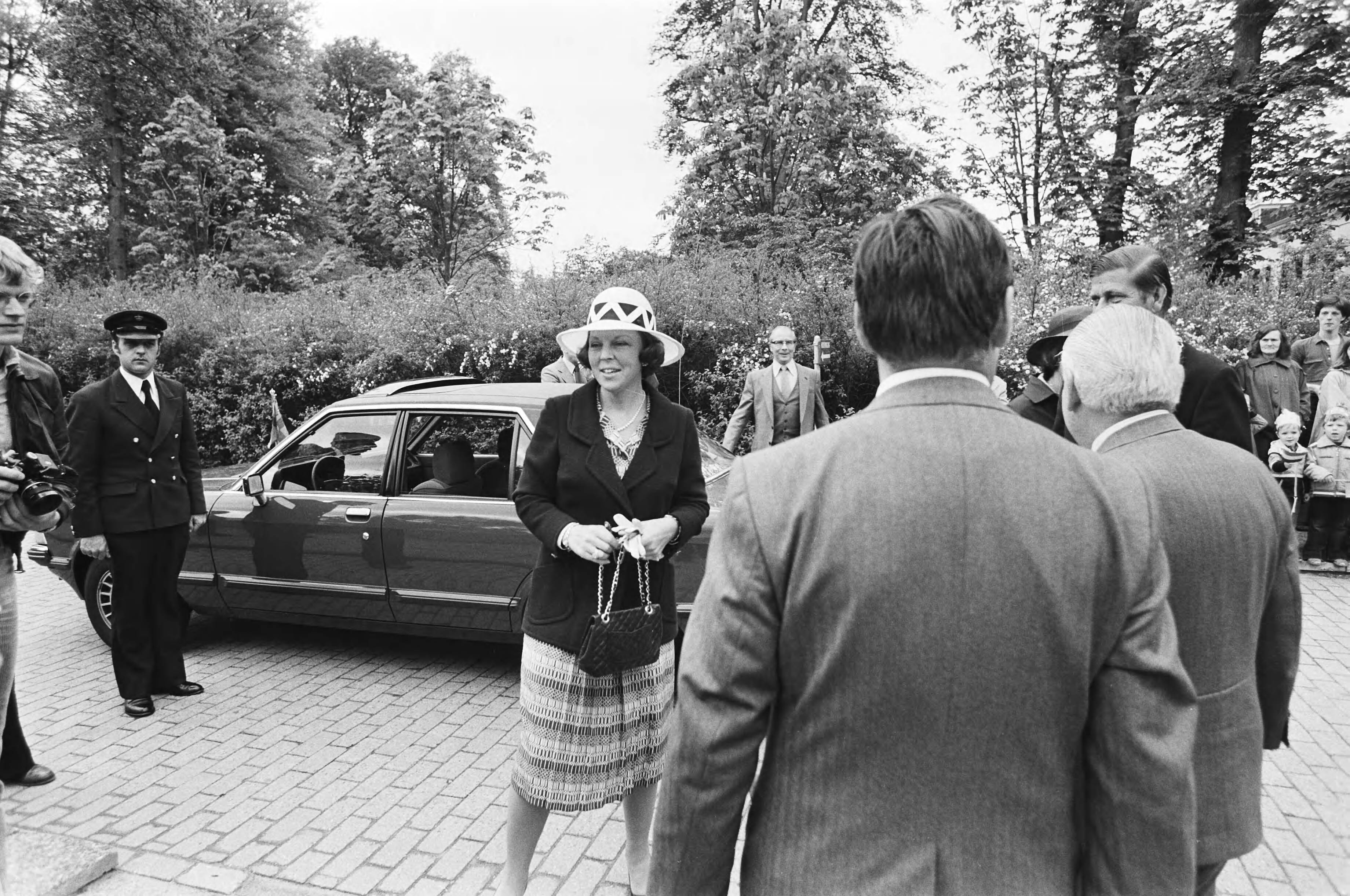 Prinses Beatrix woont de Veiligheidsdag "Kind en Ongeval" in Zeist bij — Prinses Beatrix arriveert — Foto: Suyk, Koen / Anefo. Licentie: Set B: Rechtenvrij / Publiek Domein. Bron: Nationaal Archief. http://hdl.handle.net/10648/accaaee0-d0b4-102d-bcf8-003048976d84