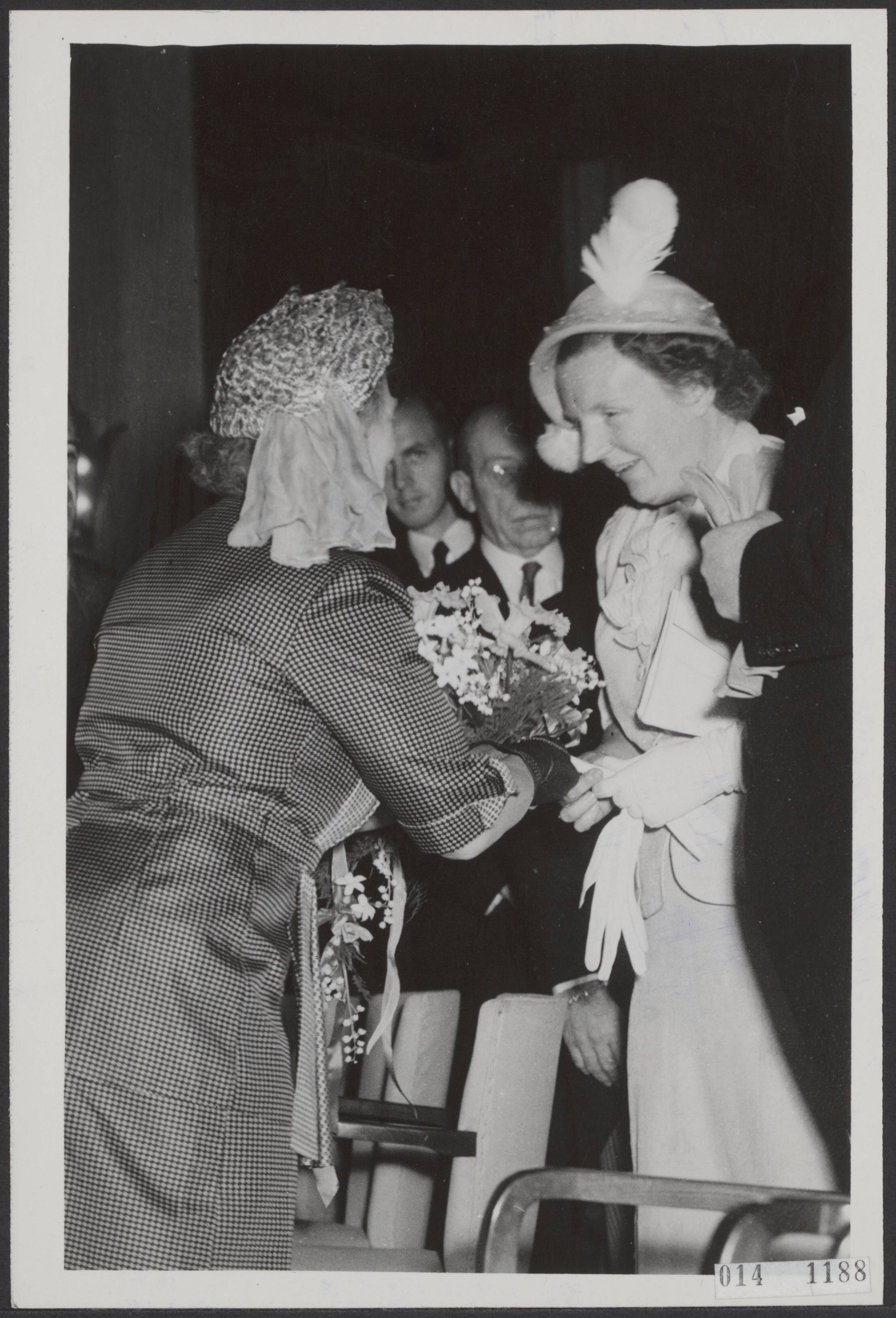 Fotocollectie Elsevier Binnenland — Opening in het Kurhaus te Scheveningen van het Wereldcongres Dierenbescherming 1950 in aanwezigheid van koningin Juliana. Bij haar aankomst werd aan de koningin bloemen ontvangen — Foto: Winterbergen, Rolf / Anefo. Licentie: Set B: Rechtenvrij / Publiek Domein. Bron: Nationaal Archief. http://hdl.handle.net/10648/adb30514-d0b4-102d-bcf8-003048976d84