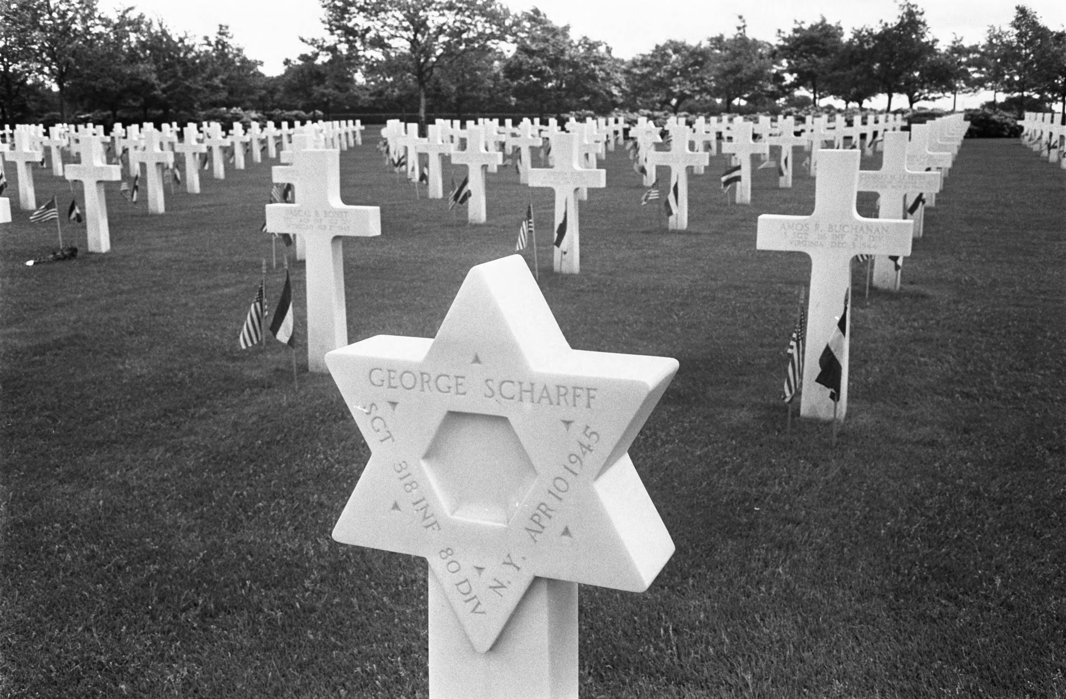 Fotocollectie Anefo — Memorial Day op Margratens erebegraafplaats de begraafplaats — Foto: Koch, Eric / Anefo. Licentie: Set B: Rechtenvrij / Publiek Domein. Bron: Nationaal Archief. http://hdl.handle.net/10648/ab6c162e-d0b4-102d-bcf8-003048976d84