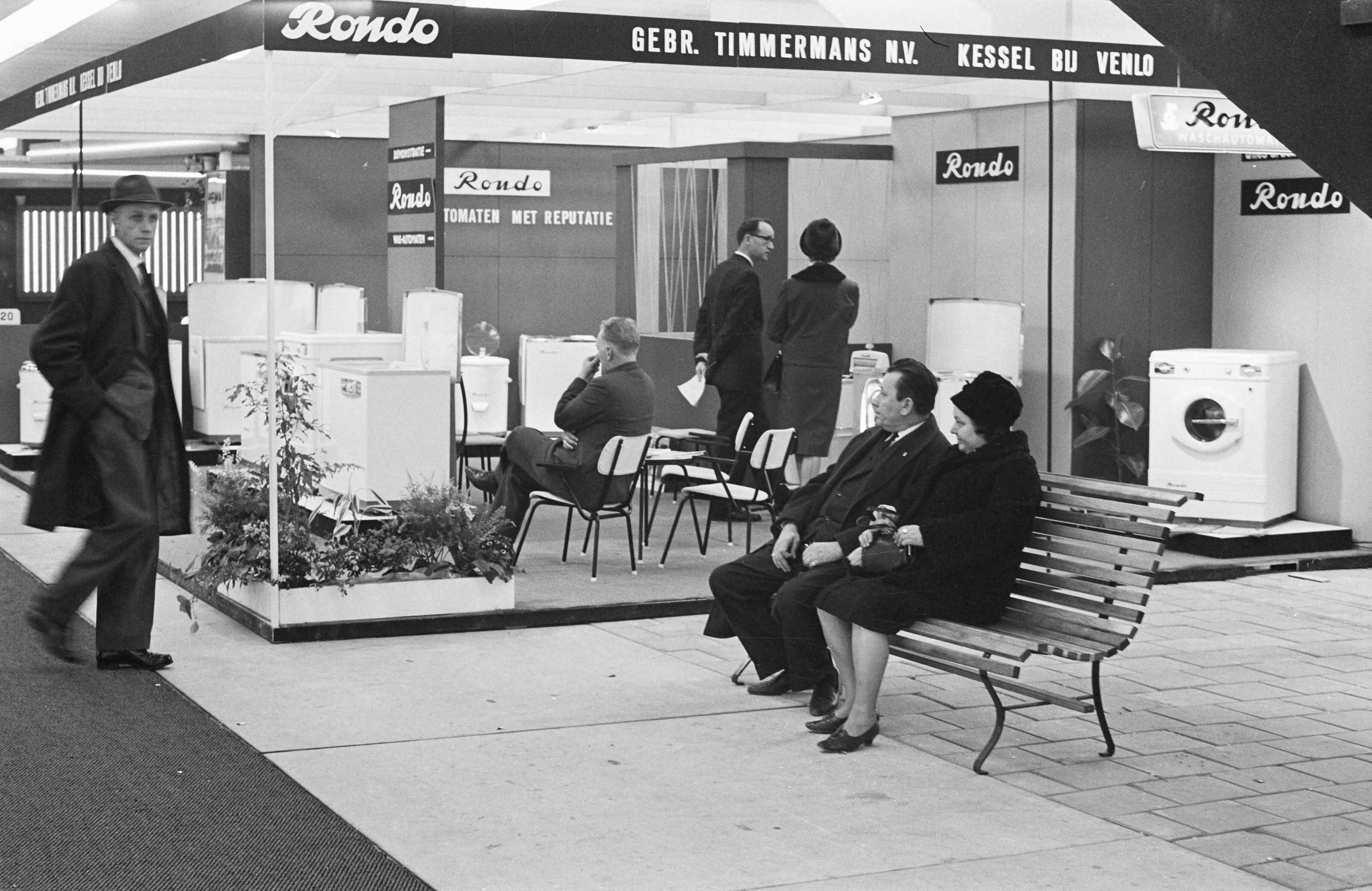 Fotocollectie Anefo — Opening Internationale Voorjaarsbeurs in Utrecht. Stand Rondo [wasmachines] — Foto: Rossem, Wim van / Anefo. Licentie: Set B: Rechtenvrij / Publiek Domein. Bron: Nationaal Archief. http://hdl.handle.net/10648/a9fd0a1e-d0b4-102d-bcf8-003048976d84
