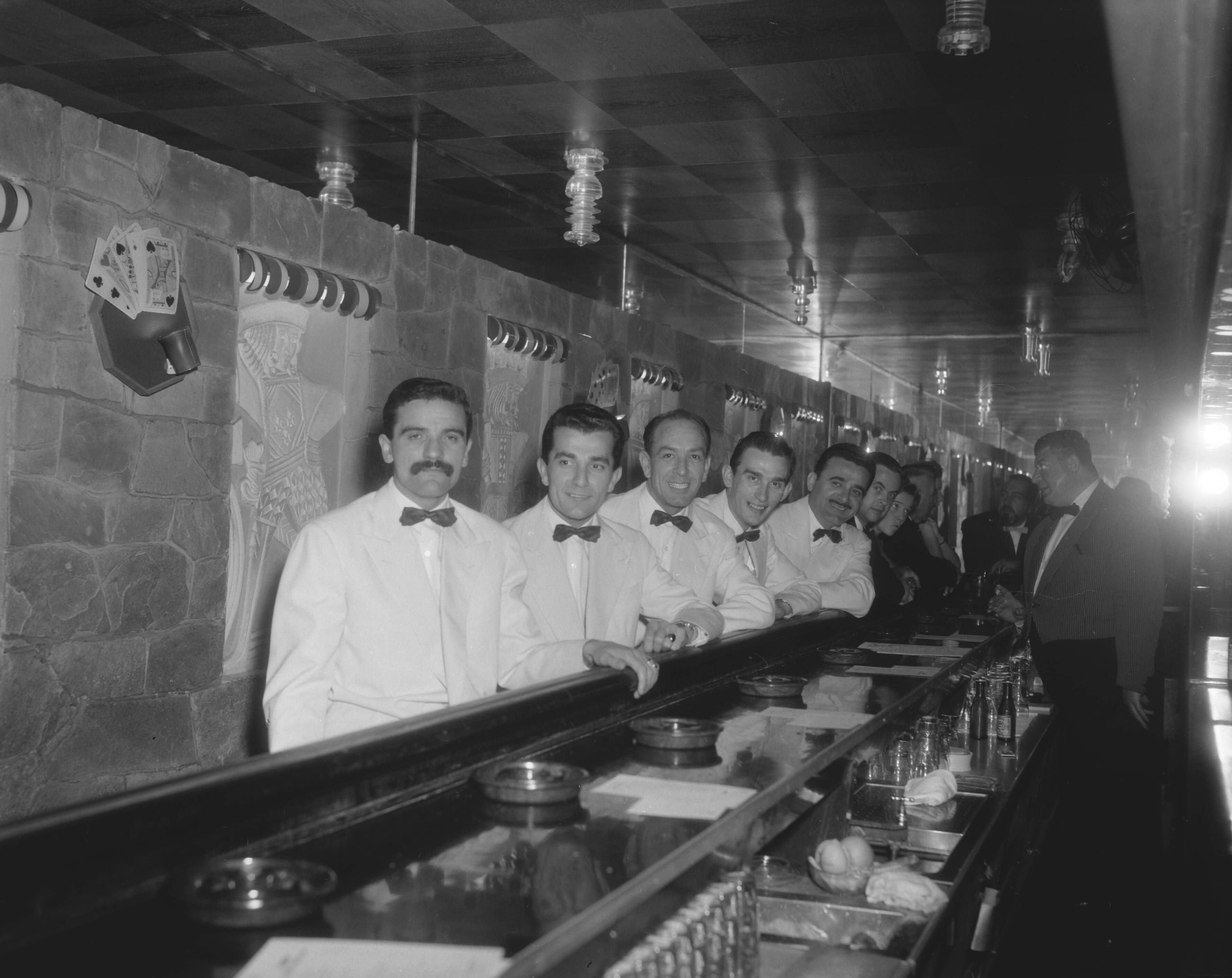 Fotocollectie Anefo — Italiaans orkest dat in Hotel Bouwes (Zandvoort) speelt (opdracht Hotelrevue) — Foto: Pot, Harry / Anefo. Licentie: Set B: Rechtenvrij / Publiek Domein. Bron: Nationaal Archief. http://hdl.handle.net/10648/a9853296-d0b4-102d-bcf8-003048976d84