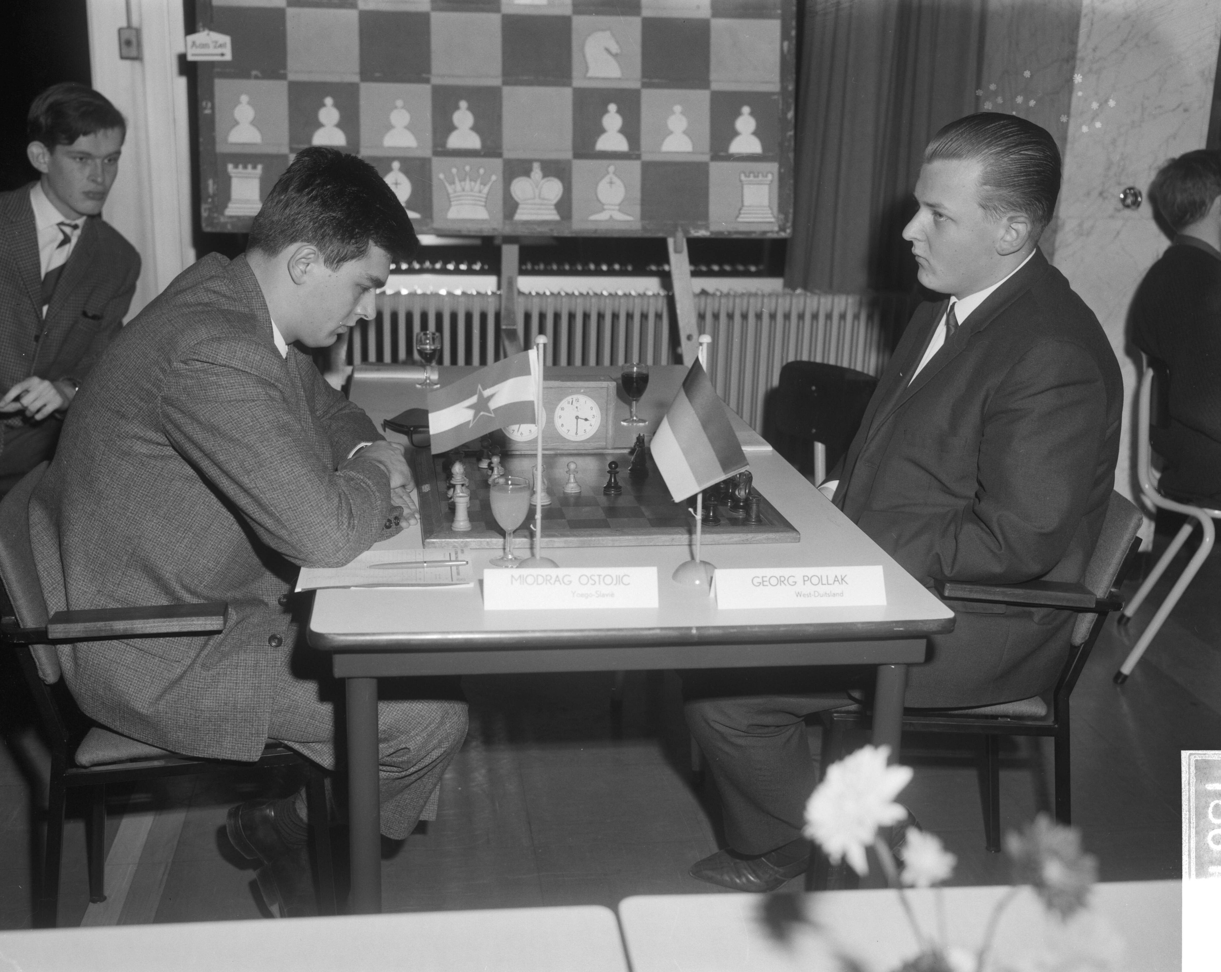 Fotocollectie Anefo — Internationaal Jeugd Schaaktoernooi te Groningen, Miodrag Ostojic (Joegoslavië) en George Polak (West-Duitsland) — Foto: Bilsen, Joop van / Anefo. Licentie: Set B: Rechtenvrij / Publiek Domein. Bron: Nationaal Archief. http://hdl.handle.net/10648/aad412fc-d0b4-102d-bcf8-003048976d84