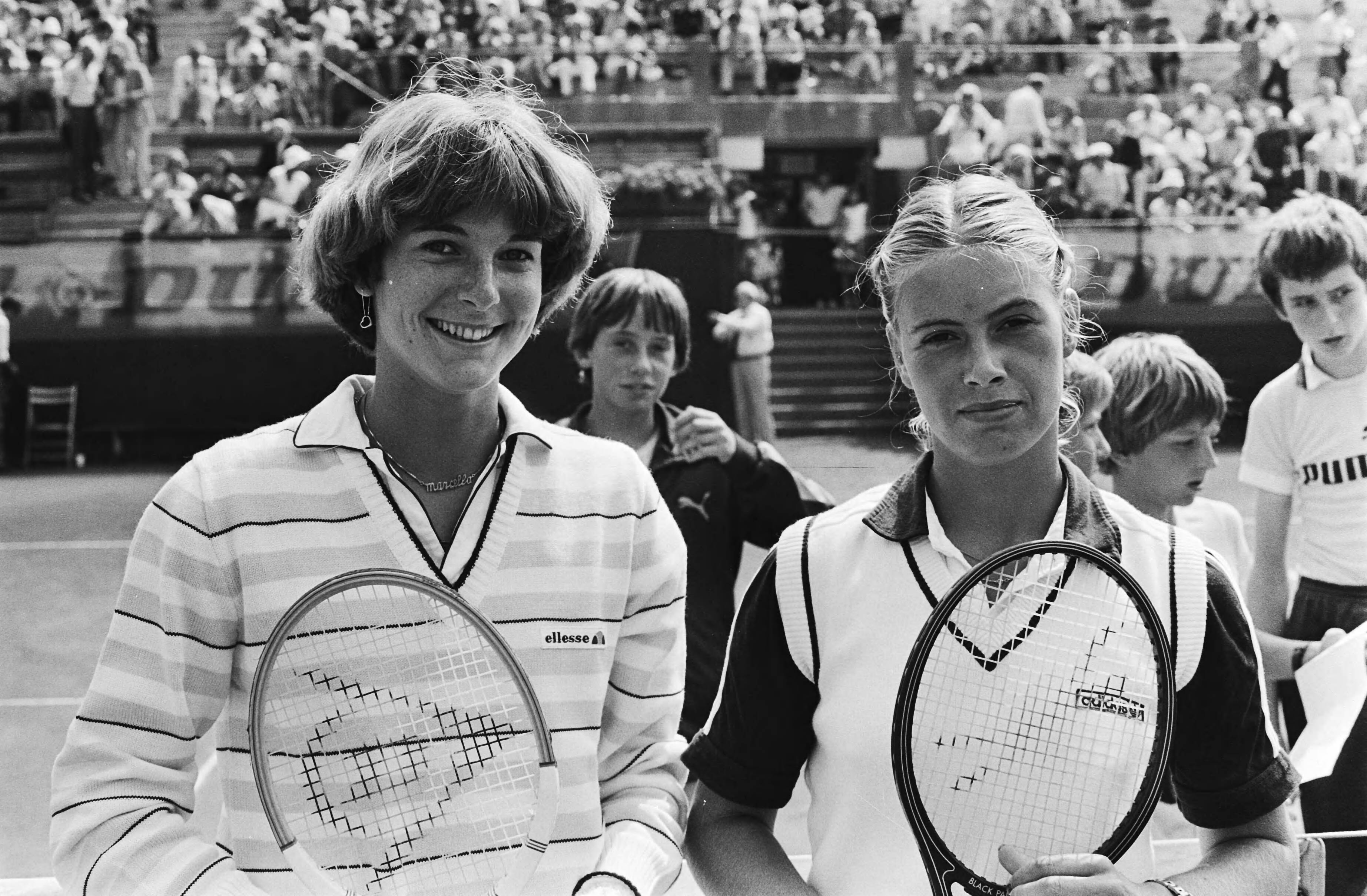 Nationale tenniskampioenschappen te Scheveningen — Marcella Mesker (links) en Marianne van der Torre — Foto: Antonisse, Marcel / Anefo. Licentie: Set B: Rechtenvrij / Publiek Domein. Bron: Nationaal Archief. http://hdl.handle.net/10648/ace5c72a-d0b4-102d-bcf8-003048976d84