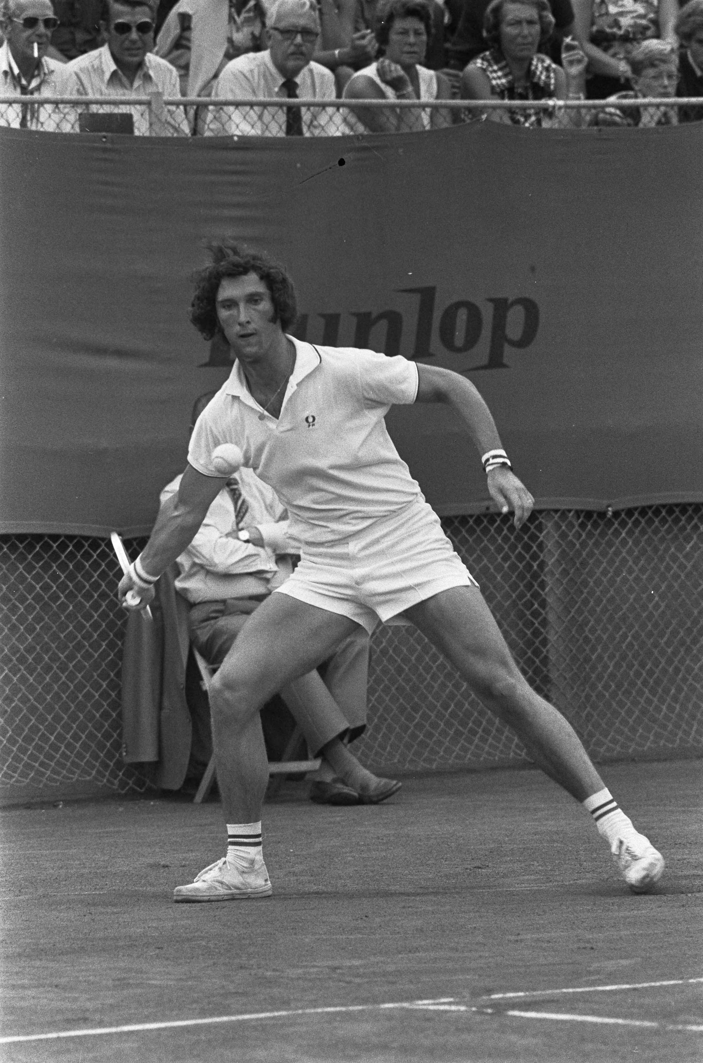 Fotocollectie Anefo — Nationale Tenniskampioenschappen te Scheveningen, Hordijk in aktie — Foto: Peters, Hans / Anefo. Licentie: Set B: Rechtenvrij / Publiek Domein. Bron: Nationaal Archief. http://hdl.handle.net/10648/ac346a8e-d0b4-102d-bcf8-003048976d84