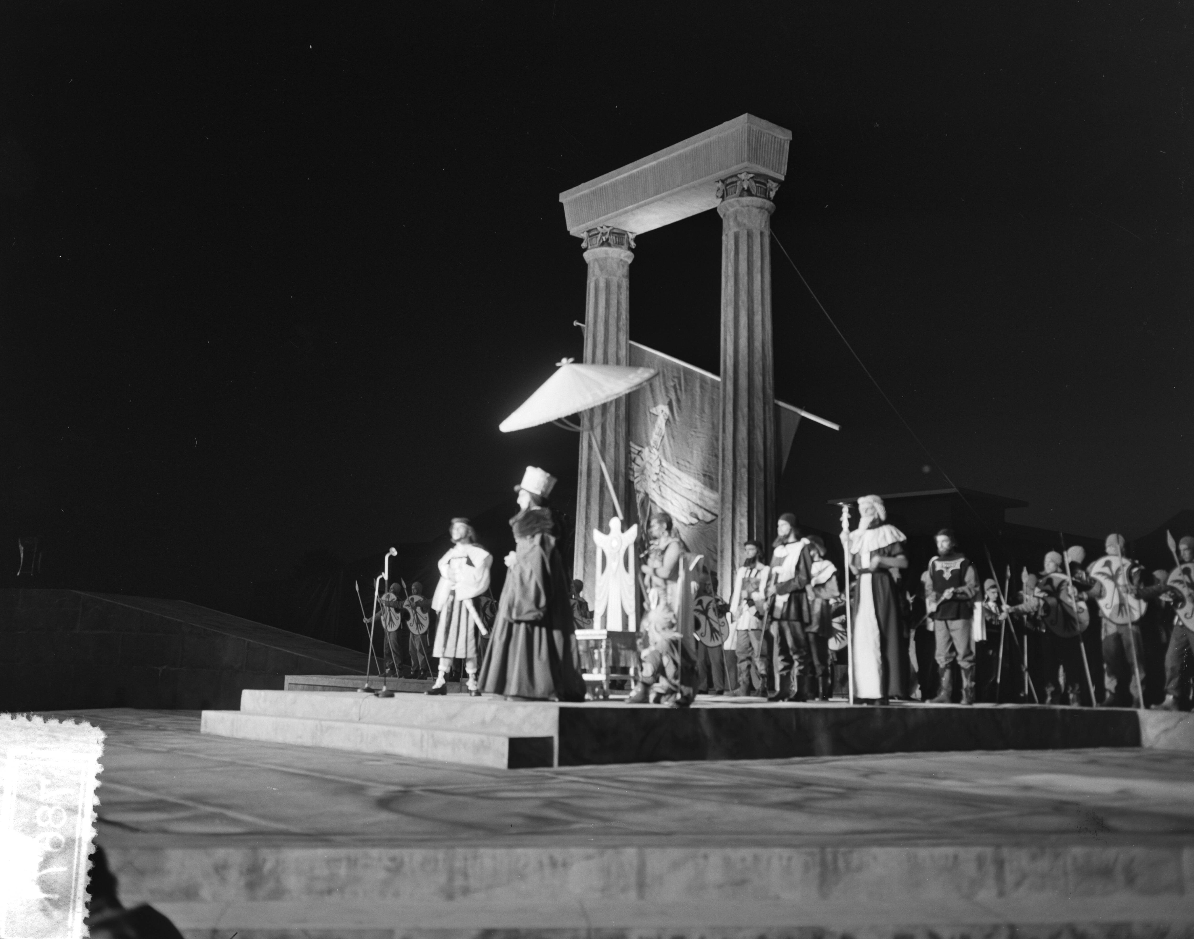 Lustrum USC Utrecht (1956) — Generale repetitie het lustrumspel "Xerxes" van het USC — Foto: Bilsen, Joop van / Anefo. Licentie: Set B: Rechtenvrij / Publiek Domein. Bron: Nationaal Archief. http://hdl.handle.net/10648/a94b05e4-d0b4-102d-bcf8-003048976d84