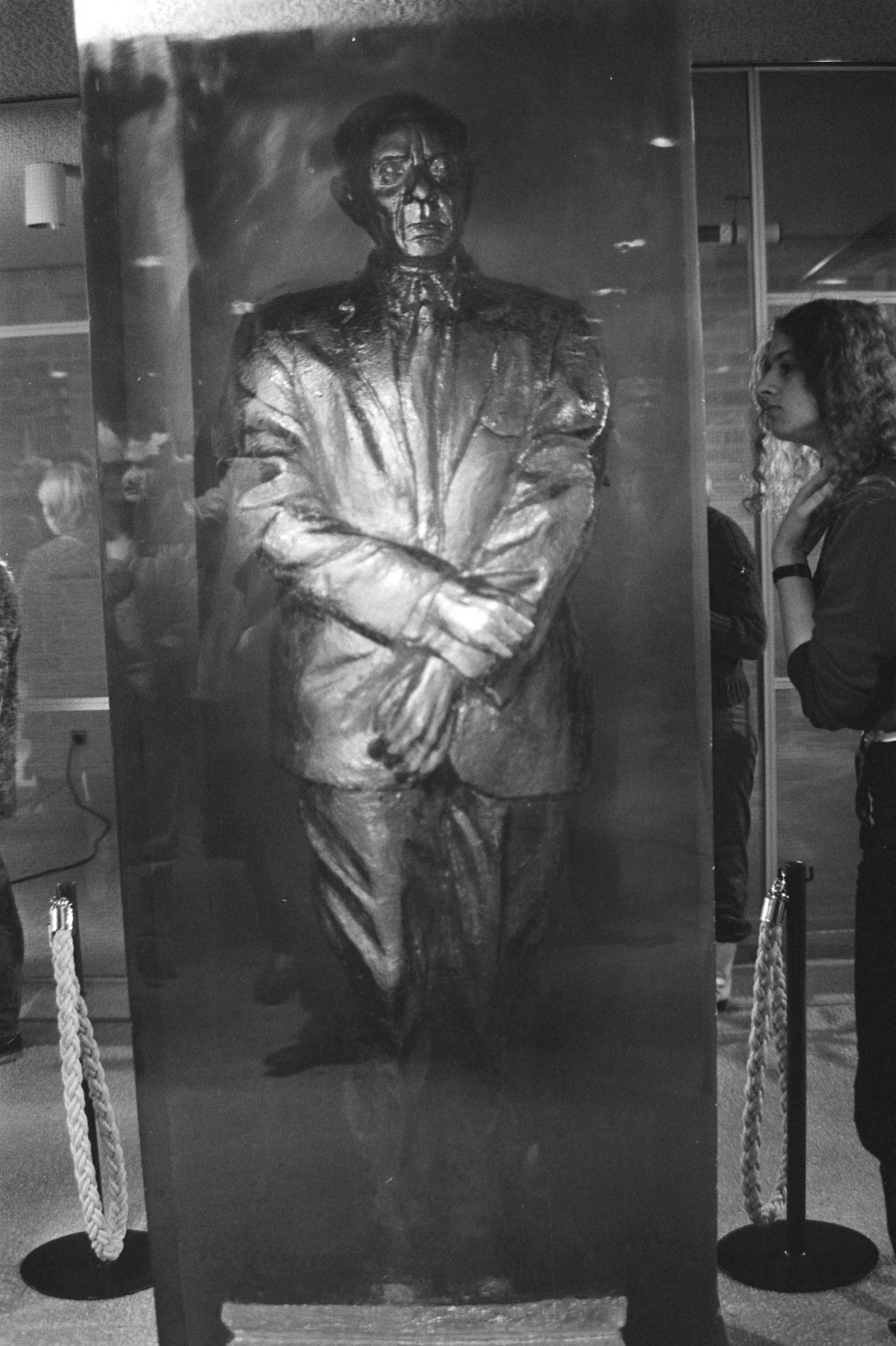 Onthulling van een beeld van de componist Schönberg in het Koninklijk Conservatorium in Den Haag — Beeld van Schönberg (glasreliëf) — Foto: Dijk, Hans van / Anefo. Licentie: Set B: Rechtenvrij / Publiek Domein. Bron: Nationaal Archief. http://hdl.handle.net/10648/ad083666-d0b4-102d-bcf8-003048976d84
