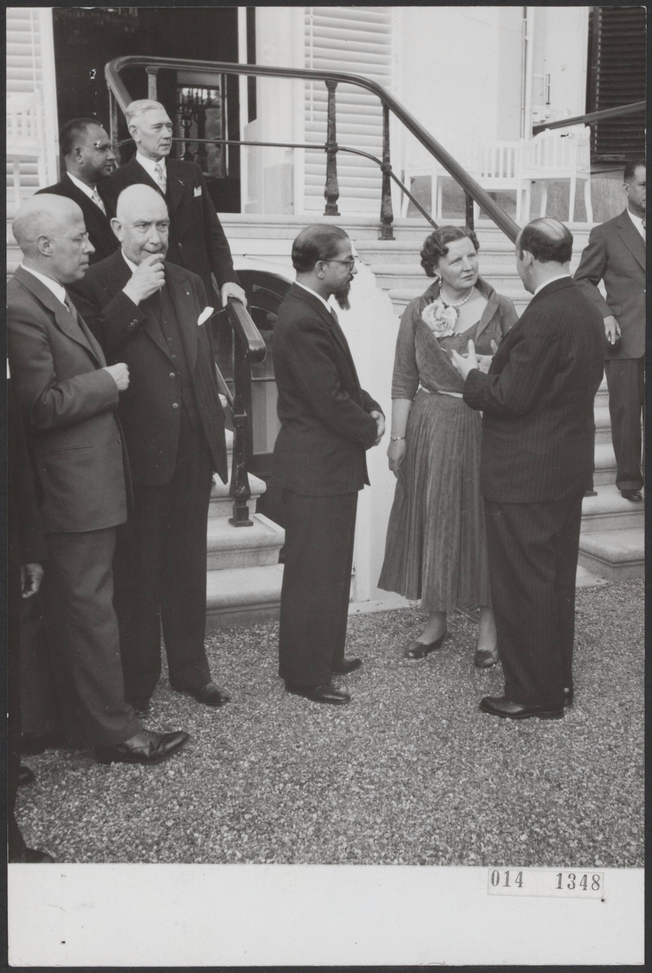 Fotocollectie Elsevier Binnenland — Op Paleis Soestdijk heeft koning Juliana woensdagavond de RTC delegatie ontvangen. In de tuin van het paleis is de koningin in gesprek met dr. Da Costa Gomes (Ned. Antillen), midden, en dr Pos (Suriname) rechts. Links minister prof. dr. L.J.M. Beel en mr. J.R.H. van Schaik — Foto: Noske, J.D. / Anefo. Licentie: Set B: Rechtenvrij / Publiek Domein. Bron: Nationaal Archief. http://hdl.handle.net/10648/adb37f44-d0b4-102d-bcf8-003048976d84