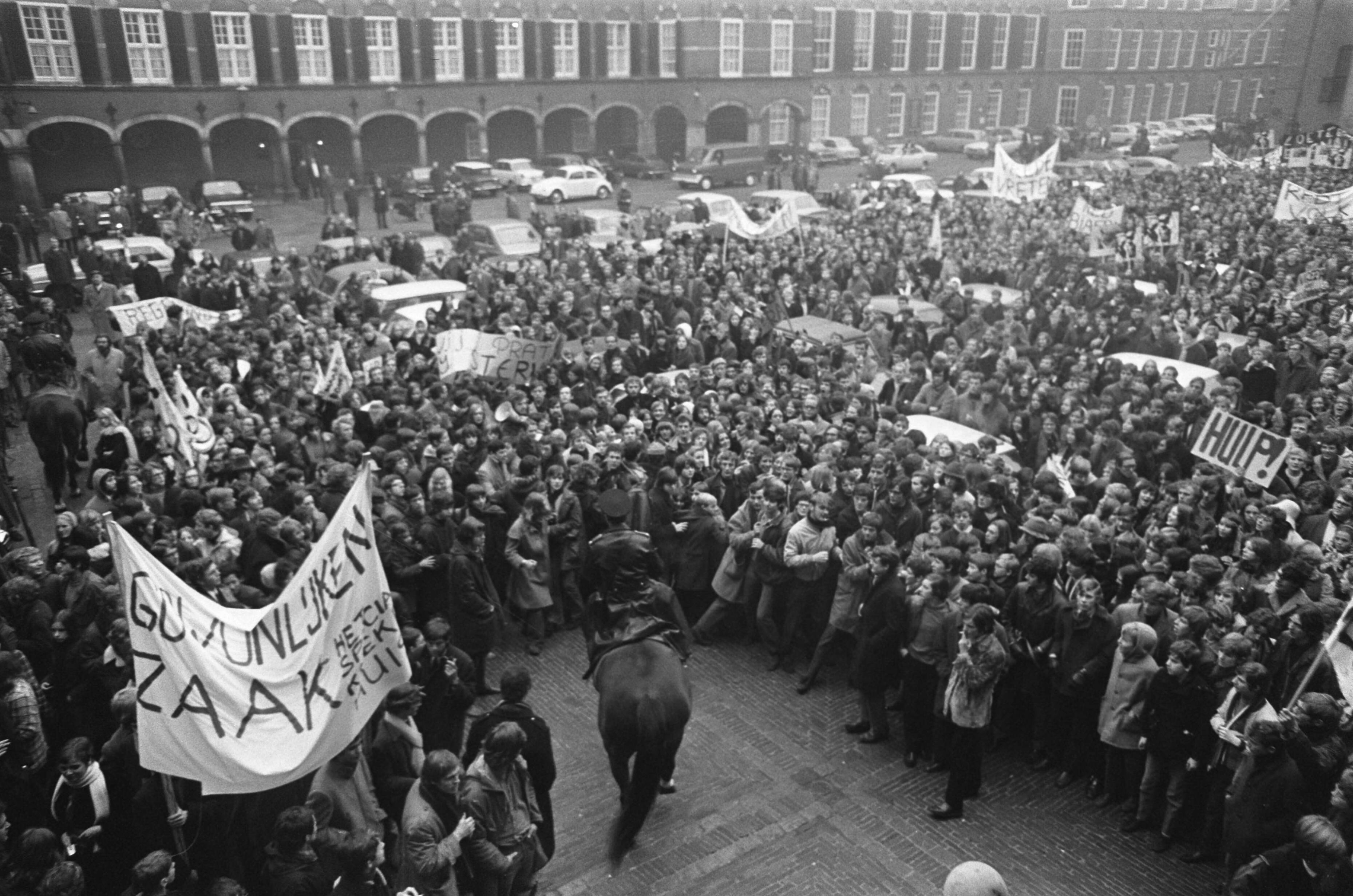 Fotocollectie Anefo — Protestmars van duizenden scholieren en studenten voor hulp aan Biafra, Den Haag . — Foto: Evers, Joost / Anefo. Licentie: Set B: Rechtenvrij / Publiek Domein. Bron: Nationaal Archief. http://hdl.handle.net/10648/ab896dbe-d0b4-102d-bcf8-003048976d84