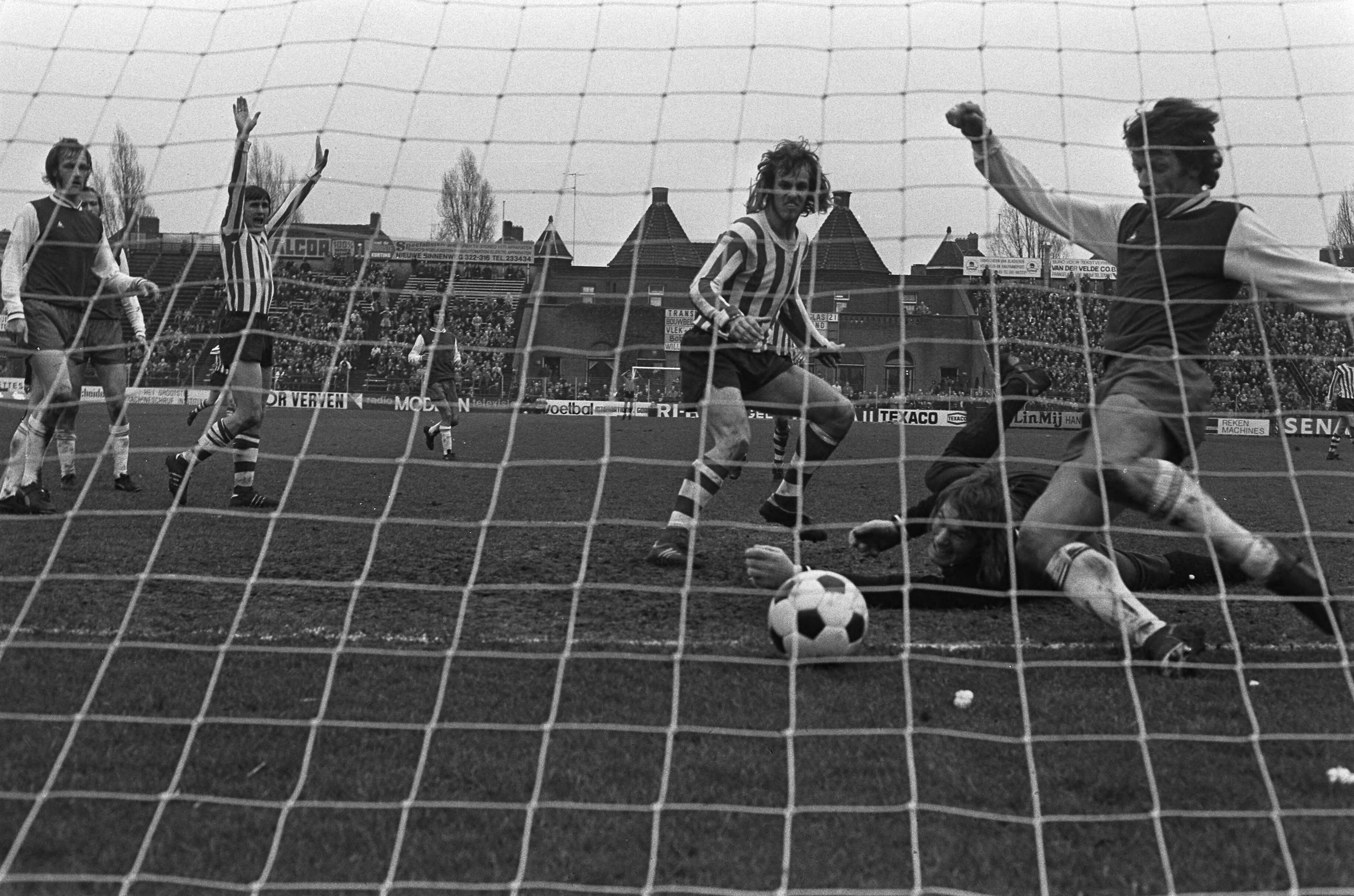 Fotocollectie Anefo — Voetbal. Sparta tegen Haarlem 4-1. Spelmoment, doelpunt van Arie van Staveren (Sparta) (1-1, 44e minuut) — Foto: Mieremet, Rob / Anefo. Licentie: Set B: Rechtenvrij / Publiek Domein. Bron: Nationaal Archief. http://hdl.handle.net/10648/ac265796-d0b4-102d-bcf8-003048976d84