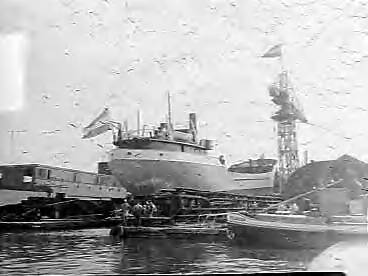 Fotocollectie Anefo — Tewaterlating vrachtschip "Spolanda" bij de Zaanlandsche Scheepsbouwmaatschappij te Zaandam. De doopplechtigheid werd verricht door mej. Danielle Smith, dochter van een van de commissarissen van rederij Spoorhout — Foto: Bilsen, Joop van / Anefo. Licentie: Set B: Rechtenvrij / Publiek Domein. Bron: Nationaal Archief. http://hdl.handle.net/10648/a97d32e4-d0b4-102d-bcf8-003048976d84