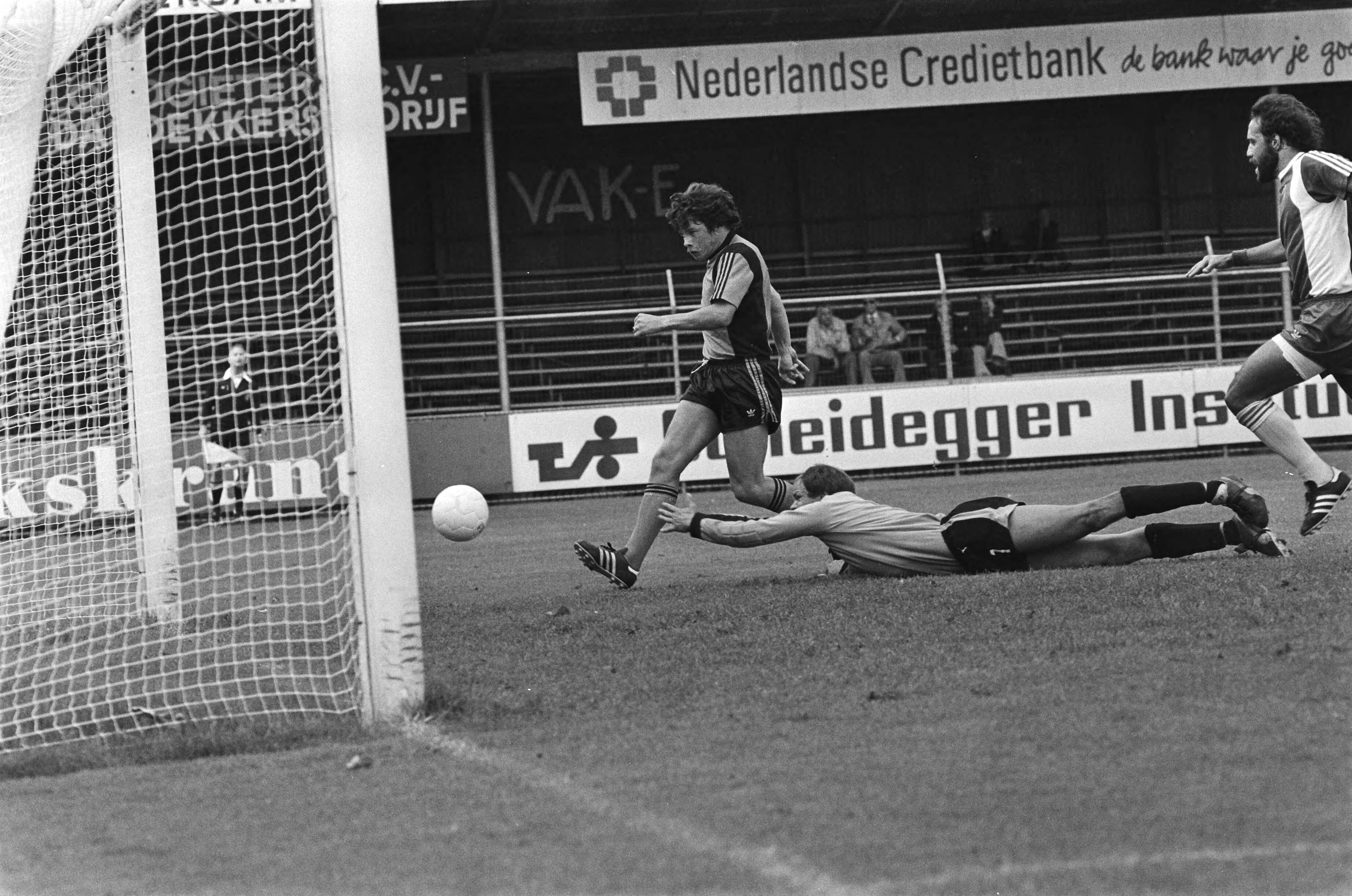 KNVB, Volendam tegen Noordwijk 3-1 — Volendam-spits Stout ontwijkt Noordwijk-doelman Dortmundt, daarmee stand 2-1 v Volendam — Foto: Antonisse, Marcel / Anefo. Licentie: Set B: Rechtenvrij / Publiek Domein. Bron: Nationaal Archief. http://hdl.handle.net/10648/ace71c92-d0b4-102d-bcf8-003048976d84