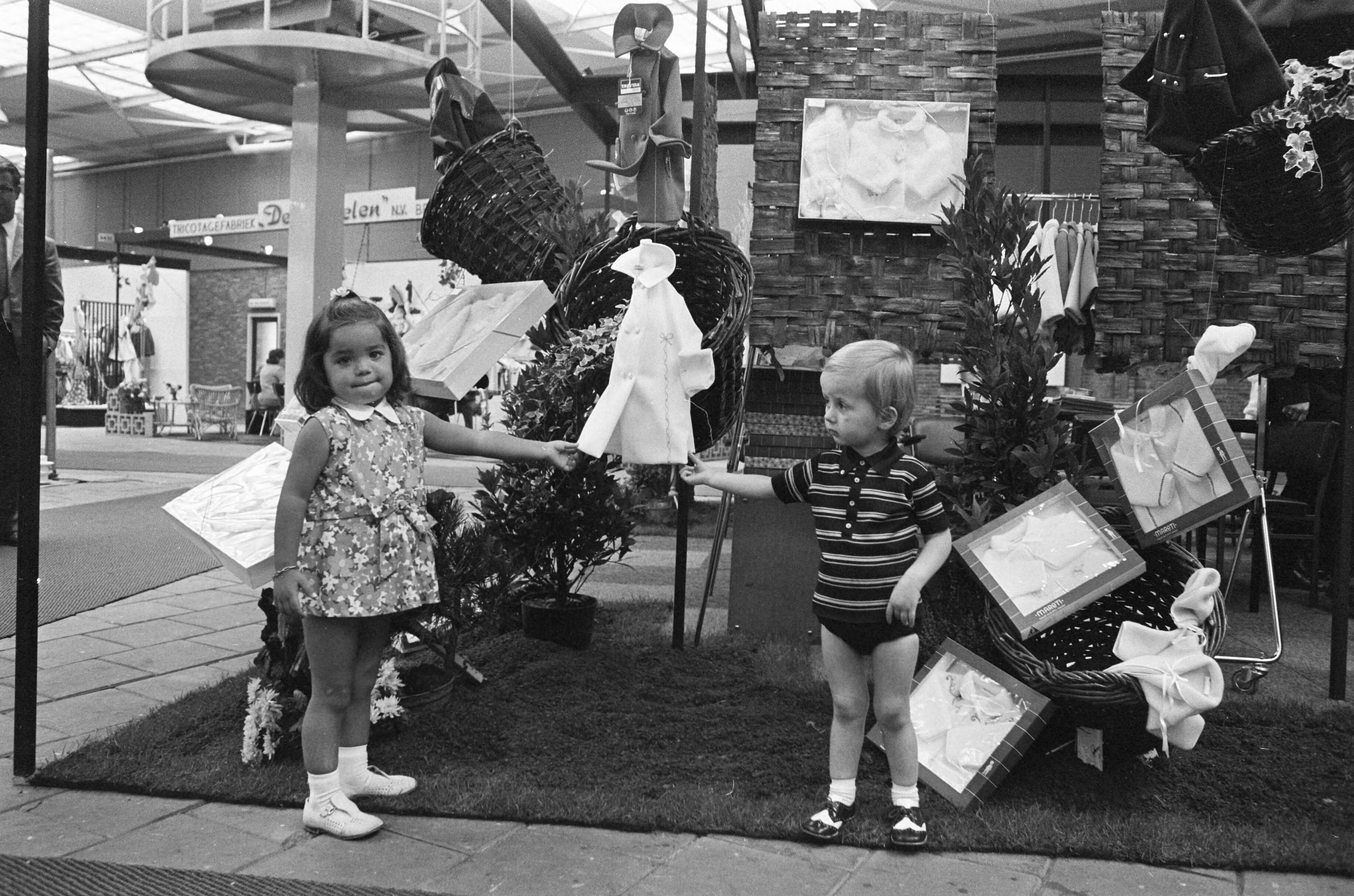 Fotocollectie Anefo — Vakbeurs "Het Kind" in Utrecht — Foto: Mieremet, Rob / Anefo. Licentie: Set B: Rechtenvrij / Publiek Domein. Bron: Nationaal Archief. http://hdl.handle.net/10648/aba4354a-d0b4-102d-bcf8-003048976d84