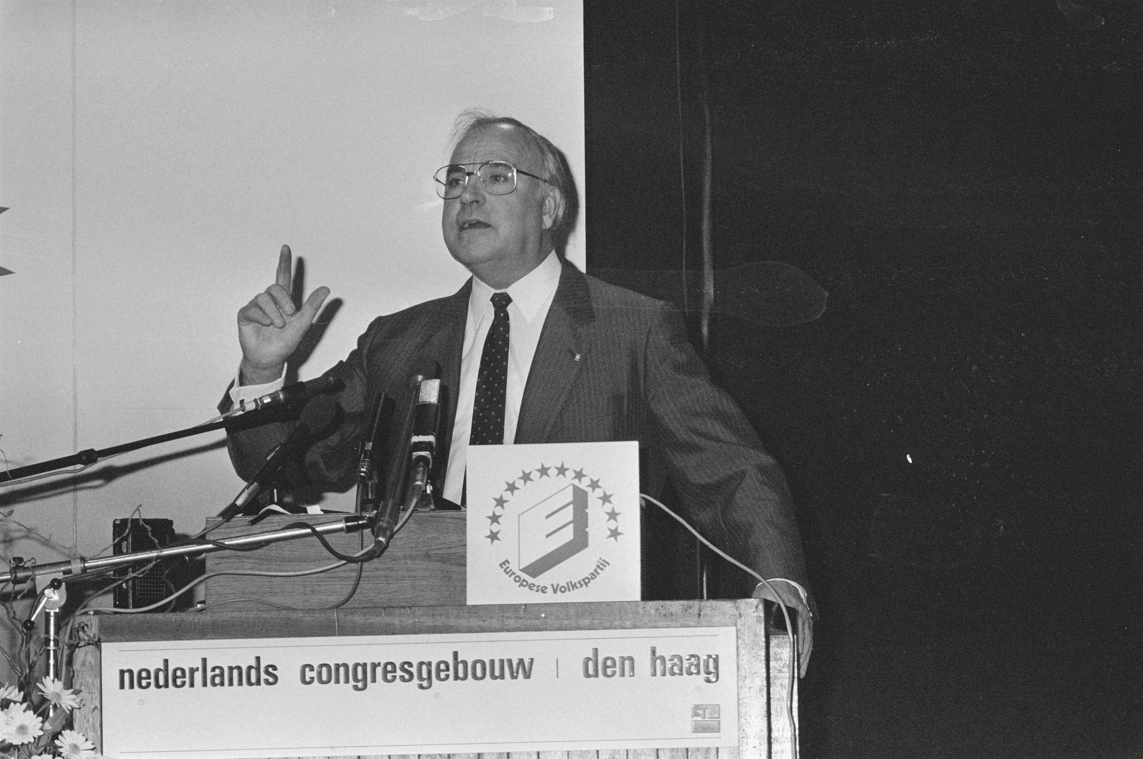 Congres van de Europese Volkspartij 1986 te Den Haag — Bondskanselier Kohl van West-Duitsland aan het woord — Foto: Molendijk, Bart / Anefo. Licentie: Set B: Rechtenvrij / Publiek Domein. Bron: Nationaal Archief. http://hdl.handle.net/10648/ad51f45e-d0b4-102d-bcf8-003048976d84