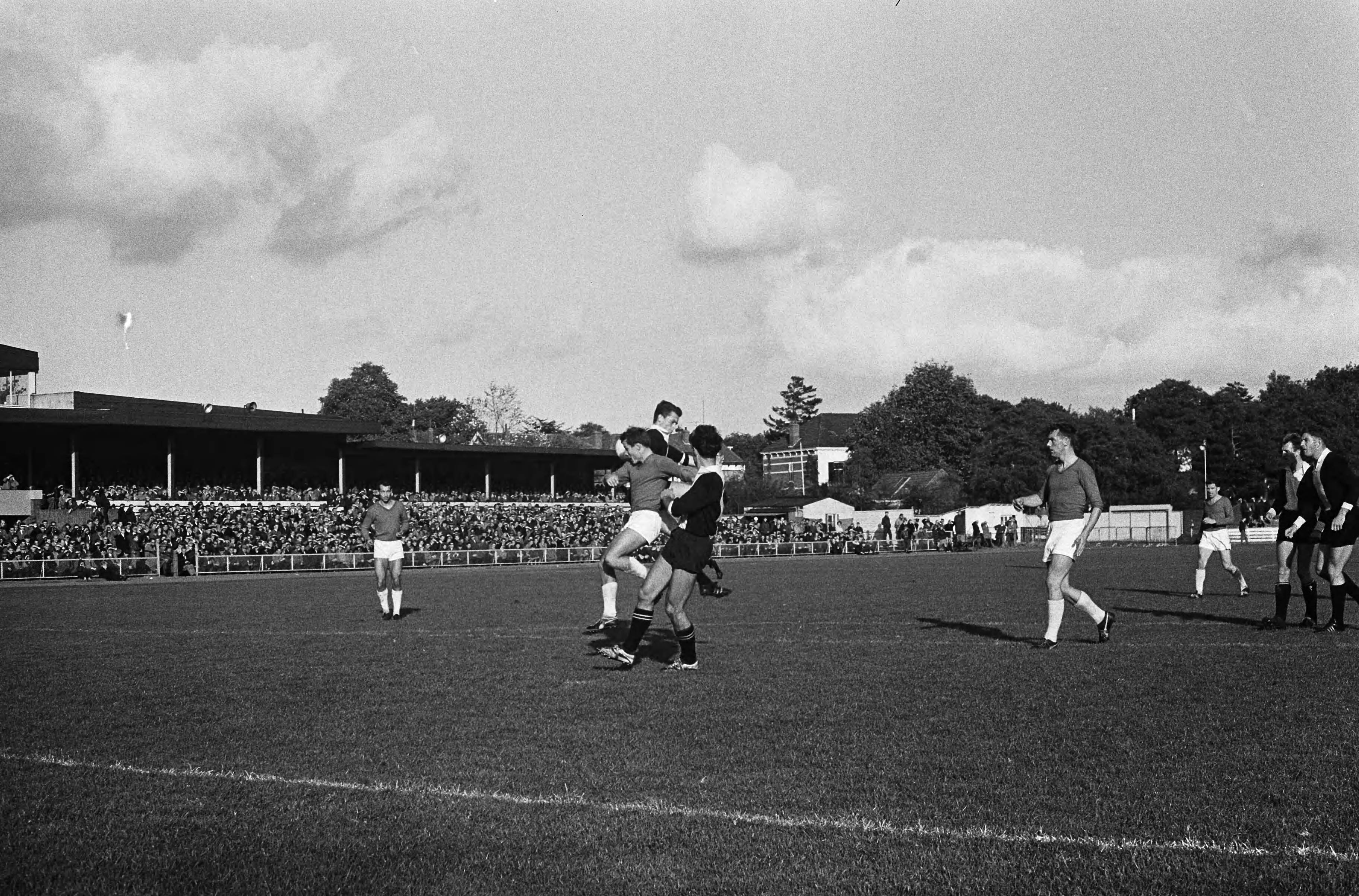Fotocollectie Anefo — Voetbal. 't Gooi tegen Alkmaar '54 1-1. Spelmoment — Foto: Gelderen, Hugo van / Anefo. Licentie: Set B: Rechtenvrij / Publiek Domein. Bron: Nationaal Archief. http://hdl.handle.net/10648/aa49527a-d0b4-102d-bcf8-003048976d84
