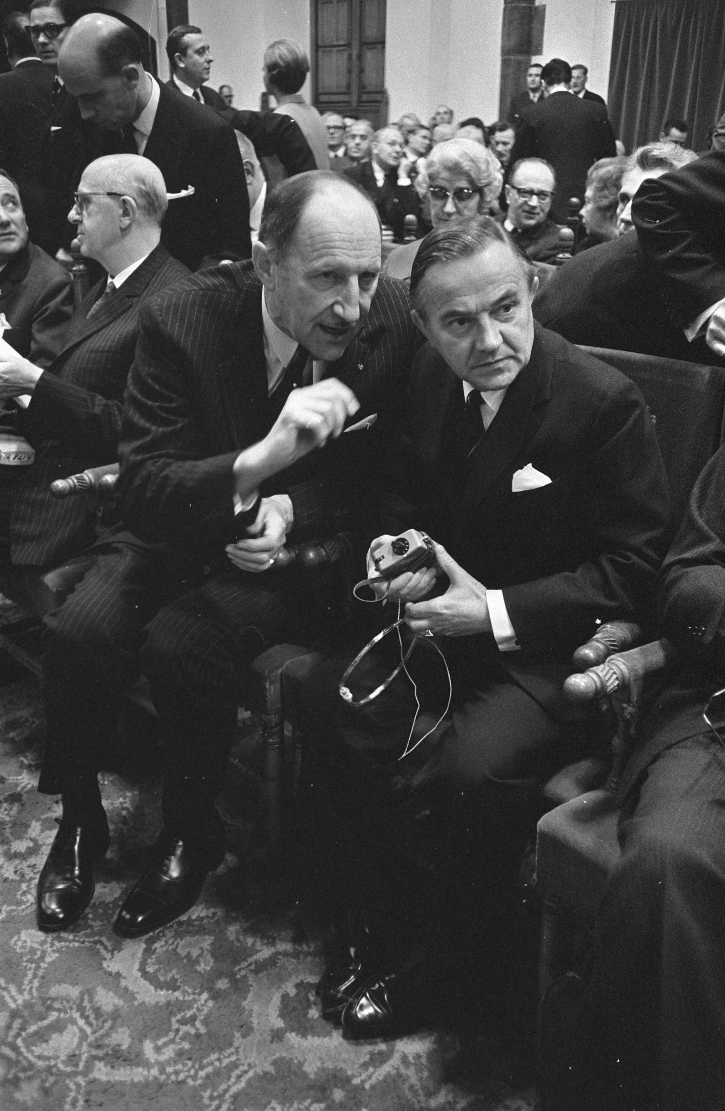Fotocollectie Anefo — Congres Europese Beweging in Den Haag Minister Luns (links) en Premier de Jong in de Ridderzaal — Foto: Koch, Eric / Anefo. Licentie: Set B: Rechtenvrij / Publiek Domein. Bron: Nationaal Archief. http://hdl.handle.net/10648/ab53f634-d0b4-102d-bcf8-003048976d84