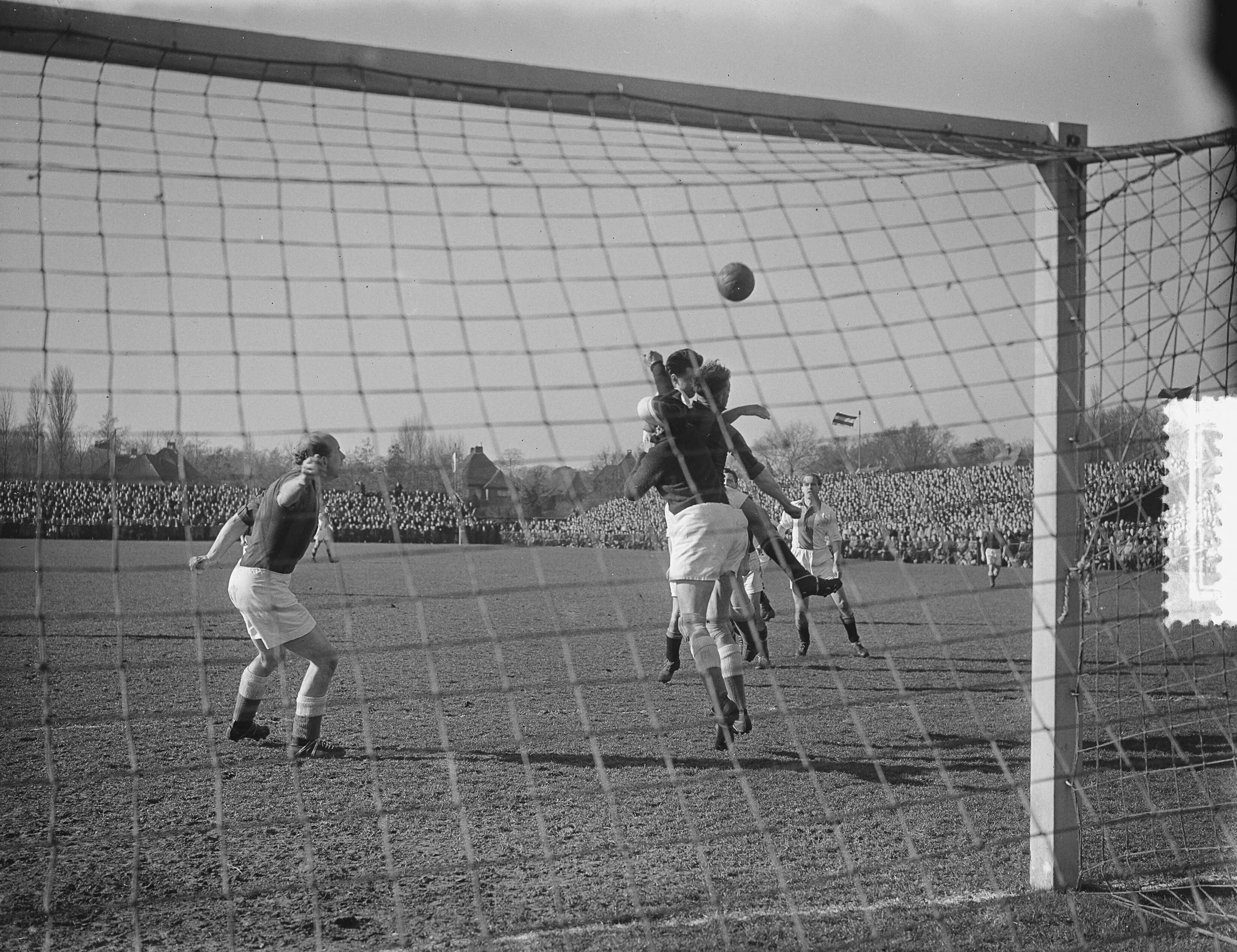 Fotocollectie Anefo — Voetbal. RCH tegen Ajax 1-1. Spelmoment — Foto: Bilsen, Joop van / Anefo. Licentie: Set B: Rechtenvrij / Publiek Domein. Bron: Nationaal Archief. http://hdl.handle.net/10648/a908474a-d0b4-102d-bcf8-003048976d84