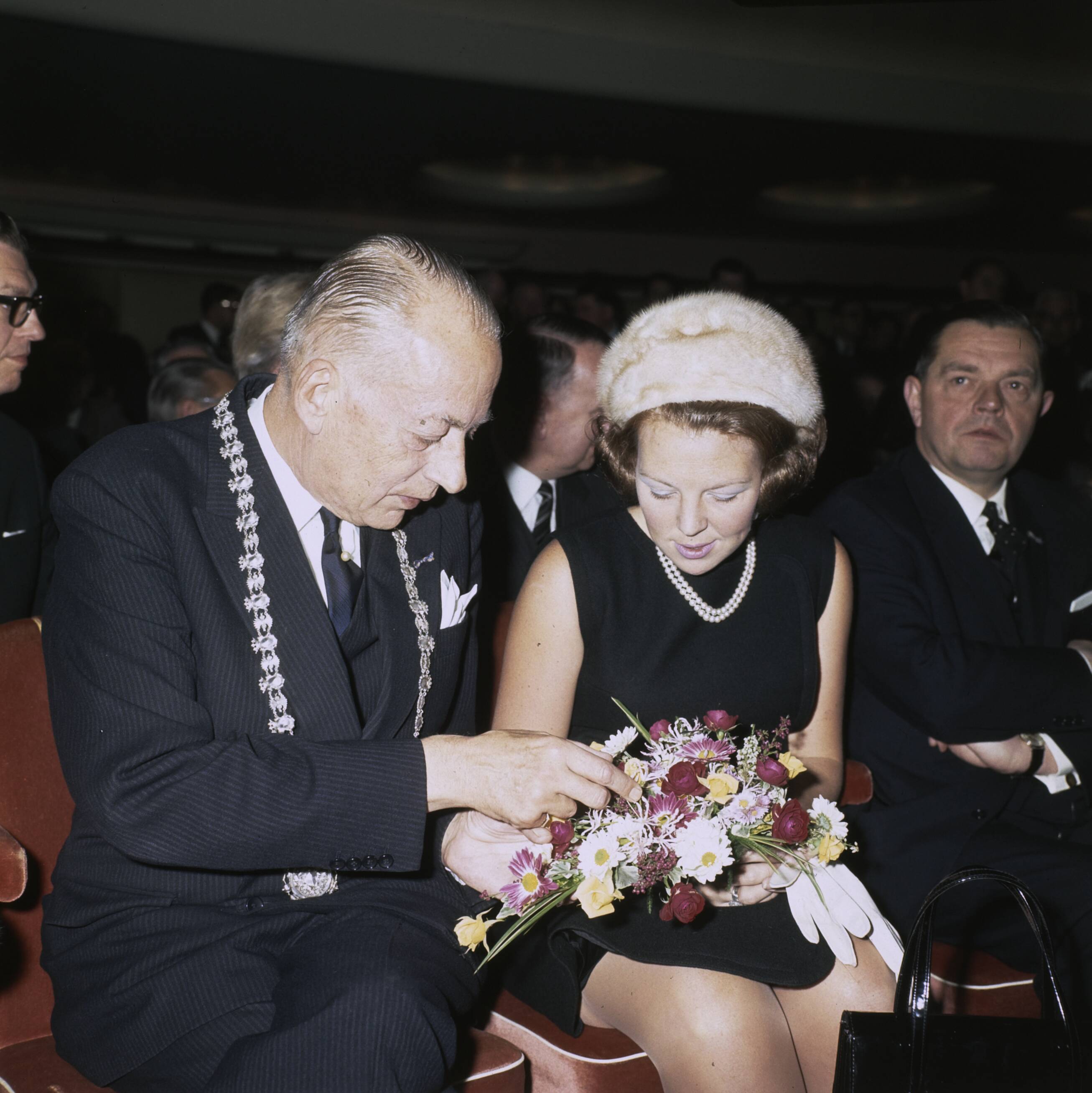 Fotocollectie Anefo — Vergadering van het Genootschap van Burgemeesters te Utrecht, bijgewoond door HM en HKH Pr. Beatrix — Foto: Koot, Max / Anefo. Licentie: Set B: Rechtenvrij / Publiek Domein. Bron: Nationaal Archief. http://hdl.handle.net/10648/ad8f62d0-d0b4-102d-bcf8-003048976d84