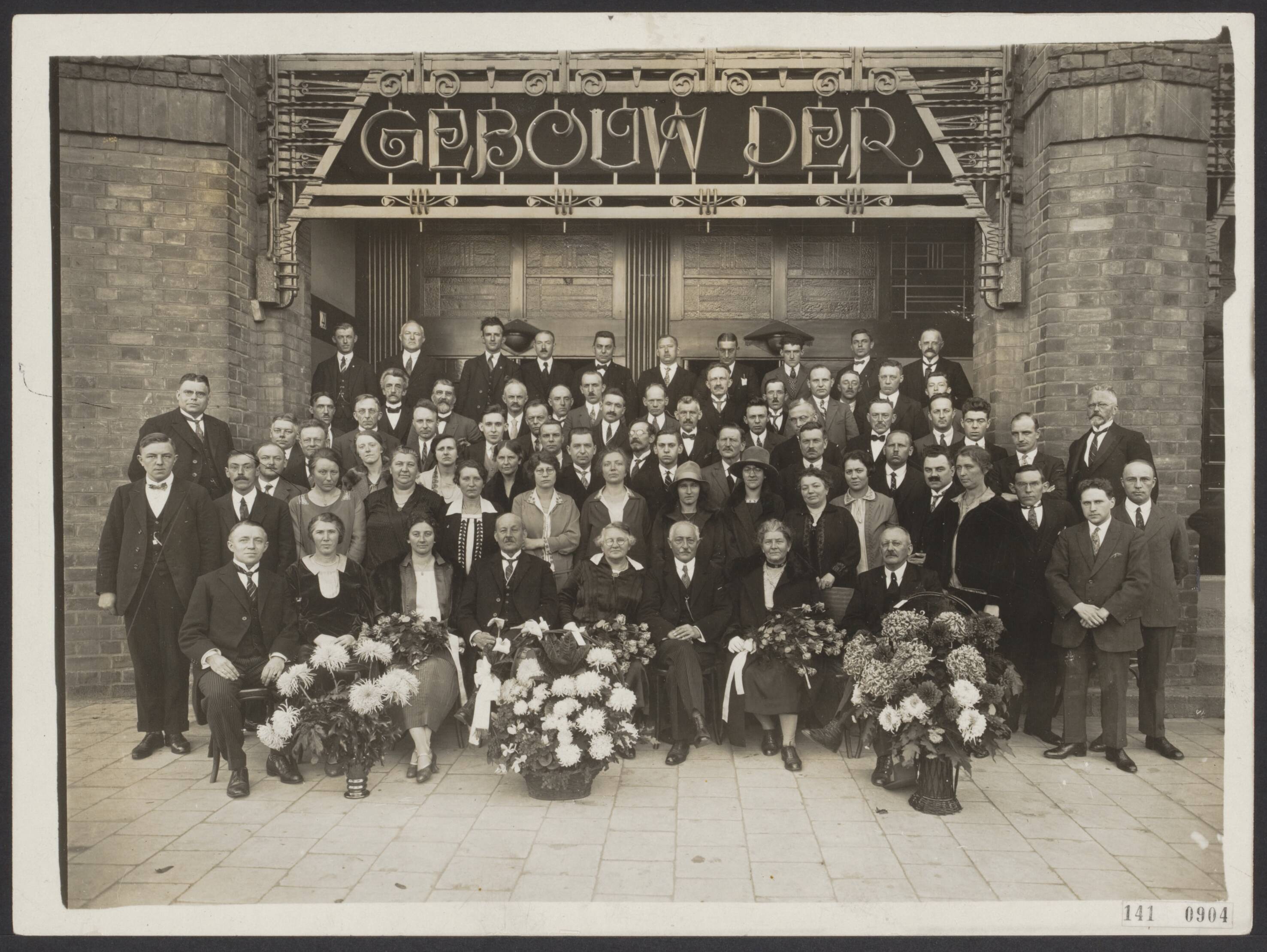 Fotocollectie Elsevier Binnenland — De Bond van Gemengde Zangverenigingen vierde zijn 40-jarig jubileum in het Hotel Centraal te Utrecht. Gelijktijdig vierden een drietal bestuursleden hun 30-jarig jubileum. Vlnr. van 't Hoen, mevr. van 't Hoen, mevr. en de heer Smink (jub.), mevrouw en de heer Levy (jub.), mevr. en de heer Boekholt (jub) — Foto: N.V. Vereenigde Fotobureaux. Licentie: Set B: Rechtenvrij / Publiek Domein. Bron: Nationaal Archief. http://hdl.handle.net/10648/ae327128-d0b4-102d-bcf8-003048976d84