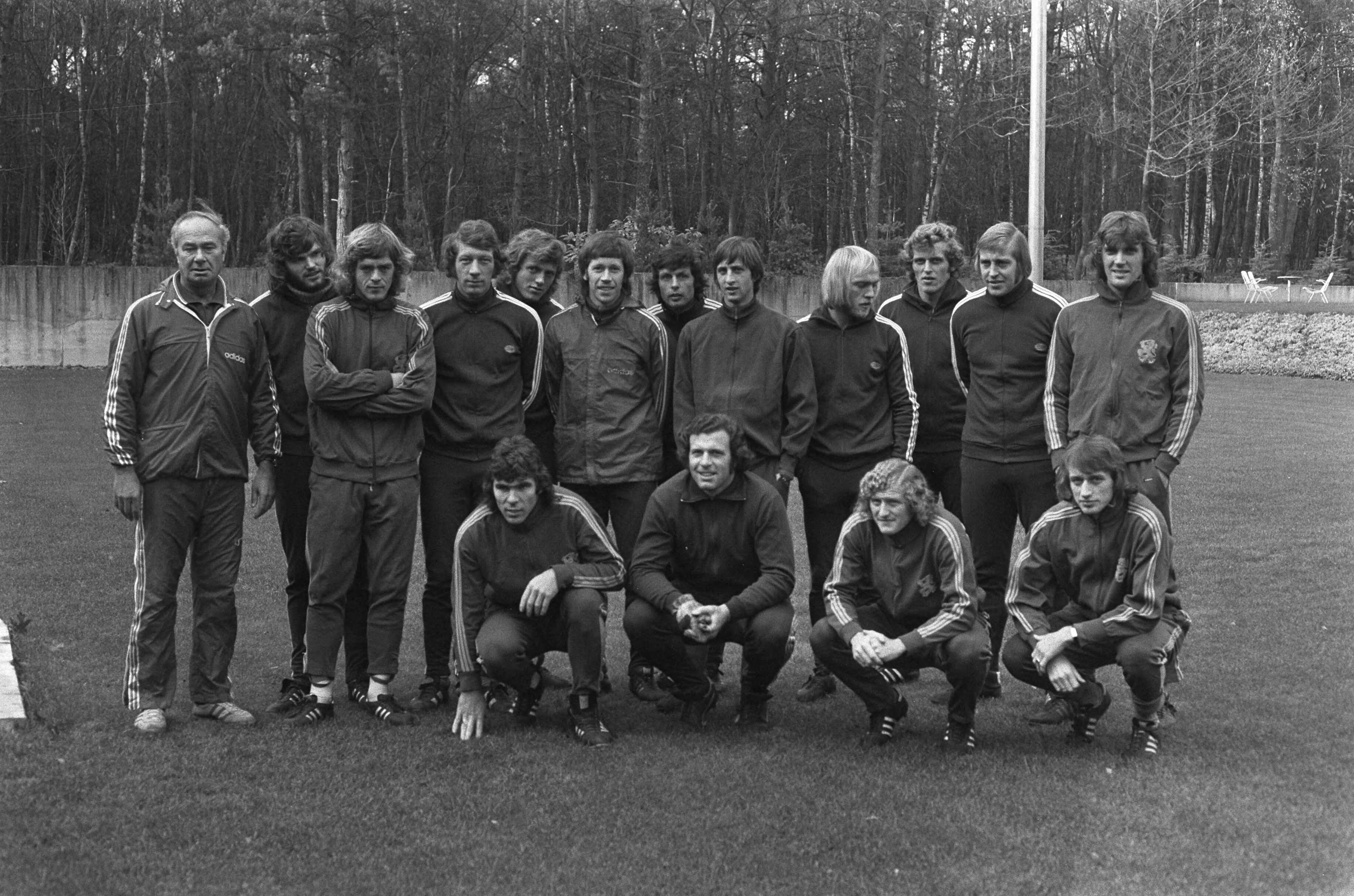 Training van de selectie van het Nederlands elftal in Zeist — De selectie poseert — Foto: Fotograaf Onbekend / Anefo. Licentie: Set B: Rechtenvrij / Publiek Domein. Bron: Nationaal Archief. http://hdl.handle.net/10648/ac3c5924-d0b4-102d-bcf8-003048976d84