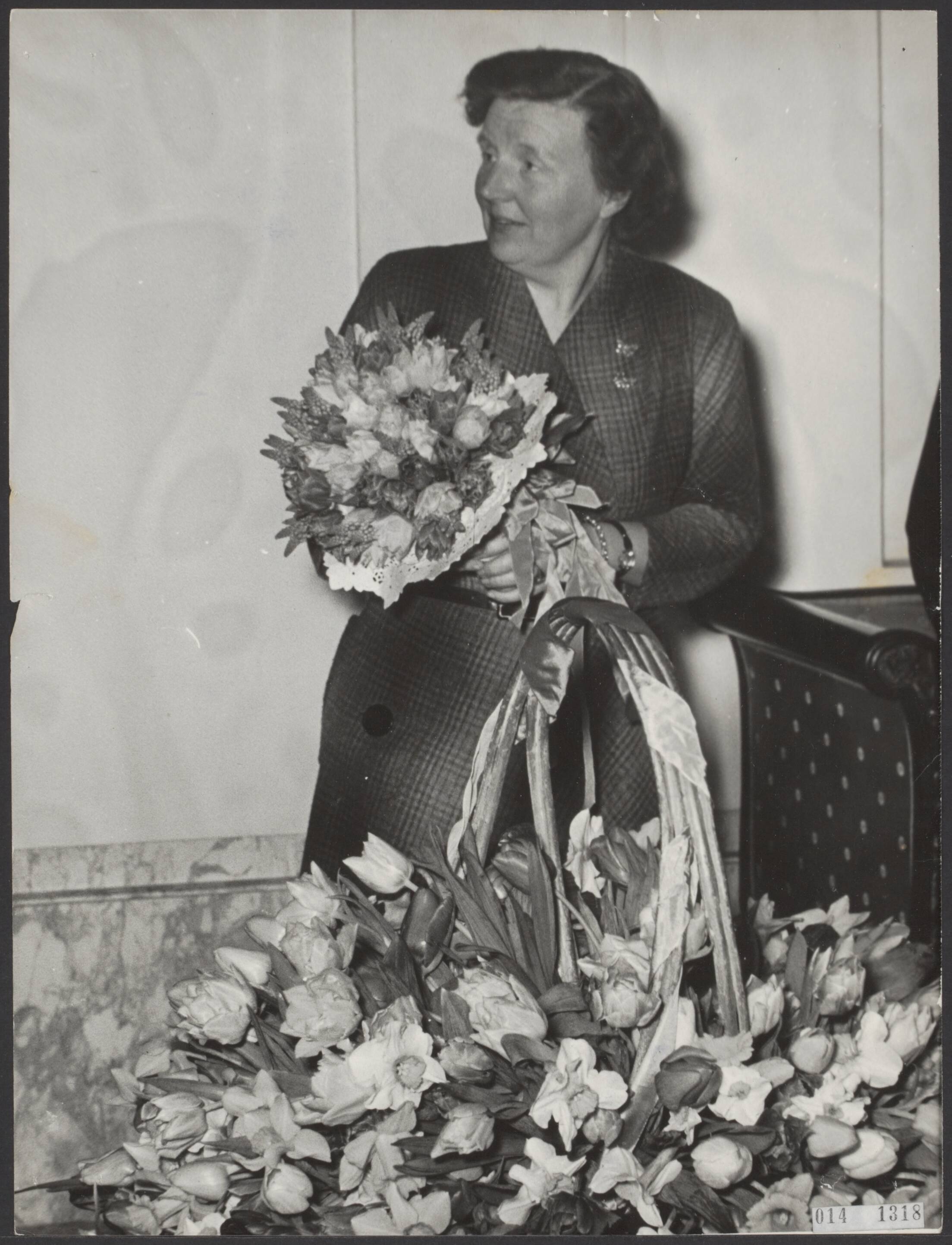 Fotocollectie Elsevier Binnenland — Door een delegatie van de Keukenhof Flora is een een bloemenmand aan koningin Juliana aangeboden — Foto: Fotograaf Onbekend / Anefo. Licentie: Set B: Rechtenvrij / Publiek Domein. Bron: Nationaal Archief. http://hdl.handle.net/10648/adb36838-d0b4-102d-bcf8-003048976d84