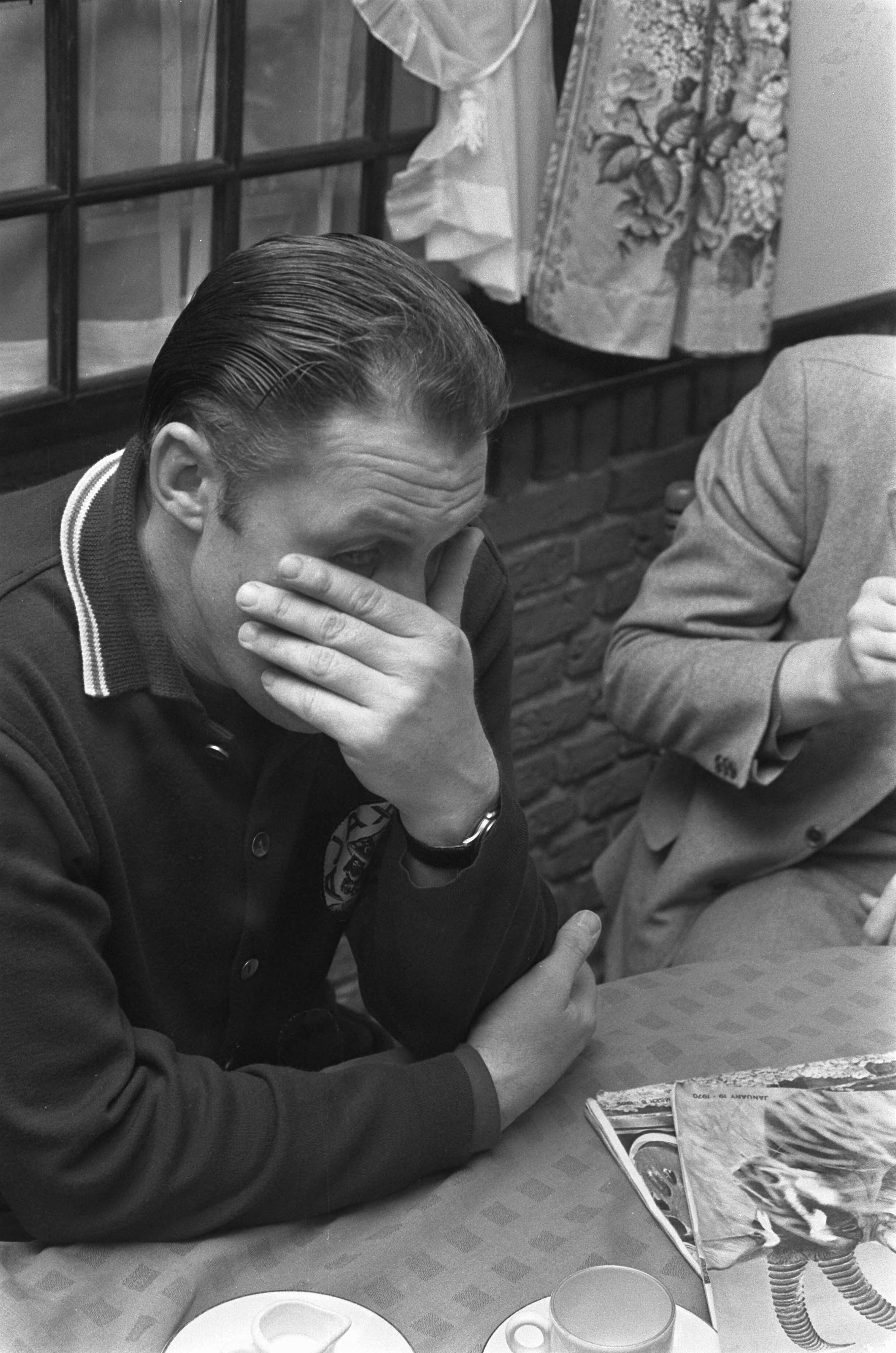 Fotocollectie Anefo — Ajax verblijft in Hotel Duinoord te Wassenaar voor wedstrijd tegen Napoli. Rinus Michels met hand voor gezicht — Foto: Verhoeff, Bert / Anefo. Licentie: Set B: Rechtenvrij / Publiek Domein. Bron: Nationaal Archief. http://hdl.handle.net/10648/ab89db50-d0b4-102d-bcf8-003048976d84