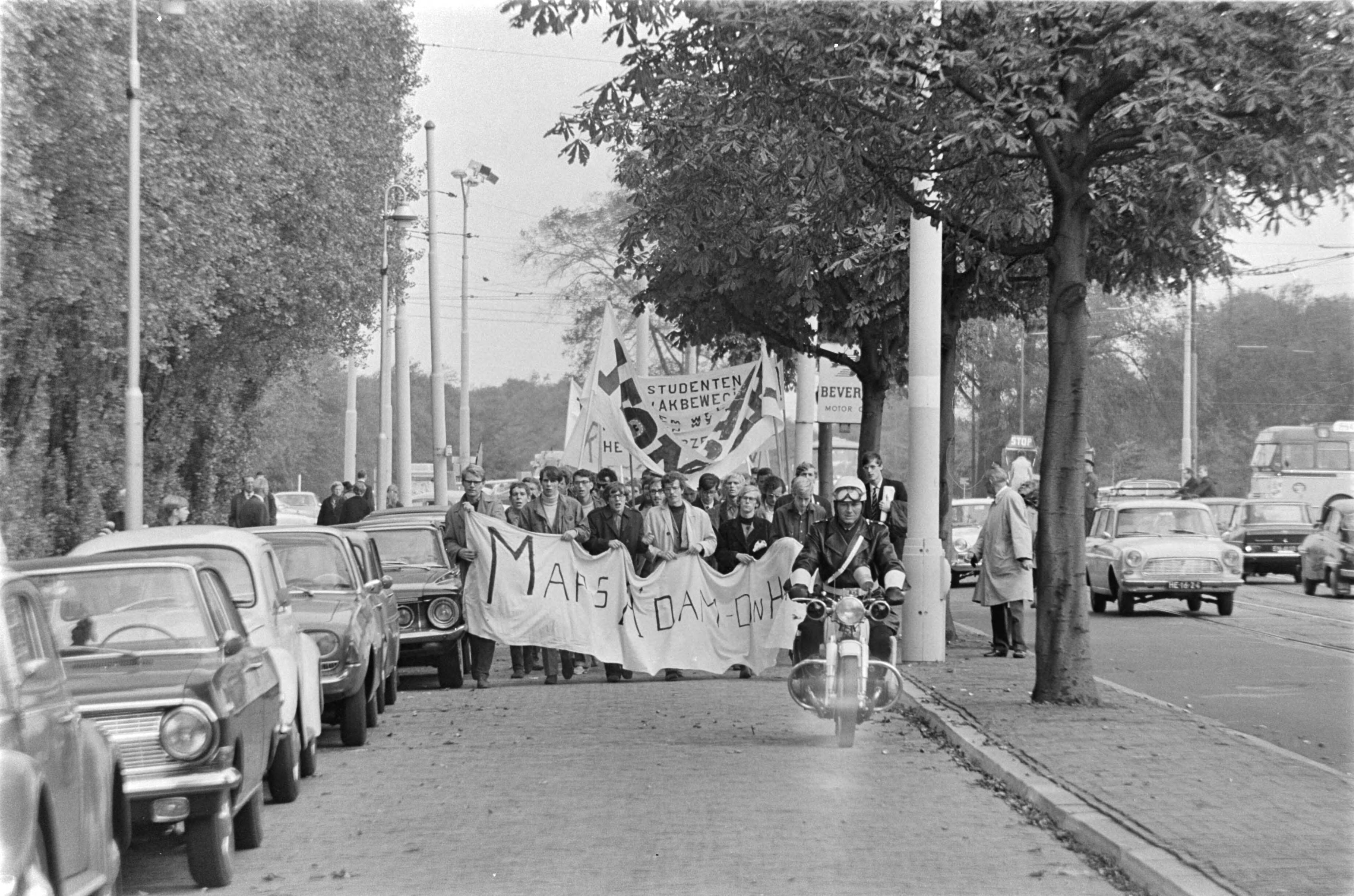 Studentendemonstratie inzake studietoelage, optocht van Amsterdam naar Den Haag — Betogende studenten lopen met spandoeken door Den Haag — Foto: Fotograaf Onbekend / Anefo. Licentie: Set B: Rechtenvrij / Publiek Domein. Bron: Nationaal Archief. http://hdl.handle.net/10648/aafe64c6-d0b4-102d-bcf8-003048976d84
