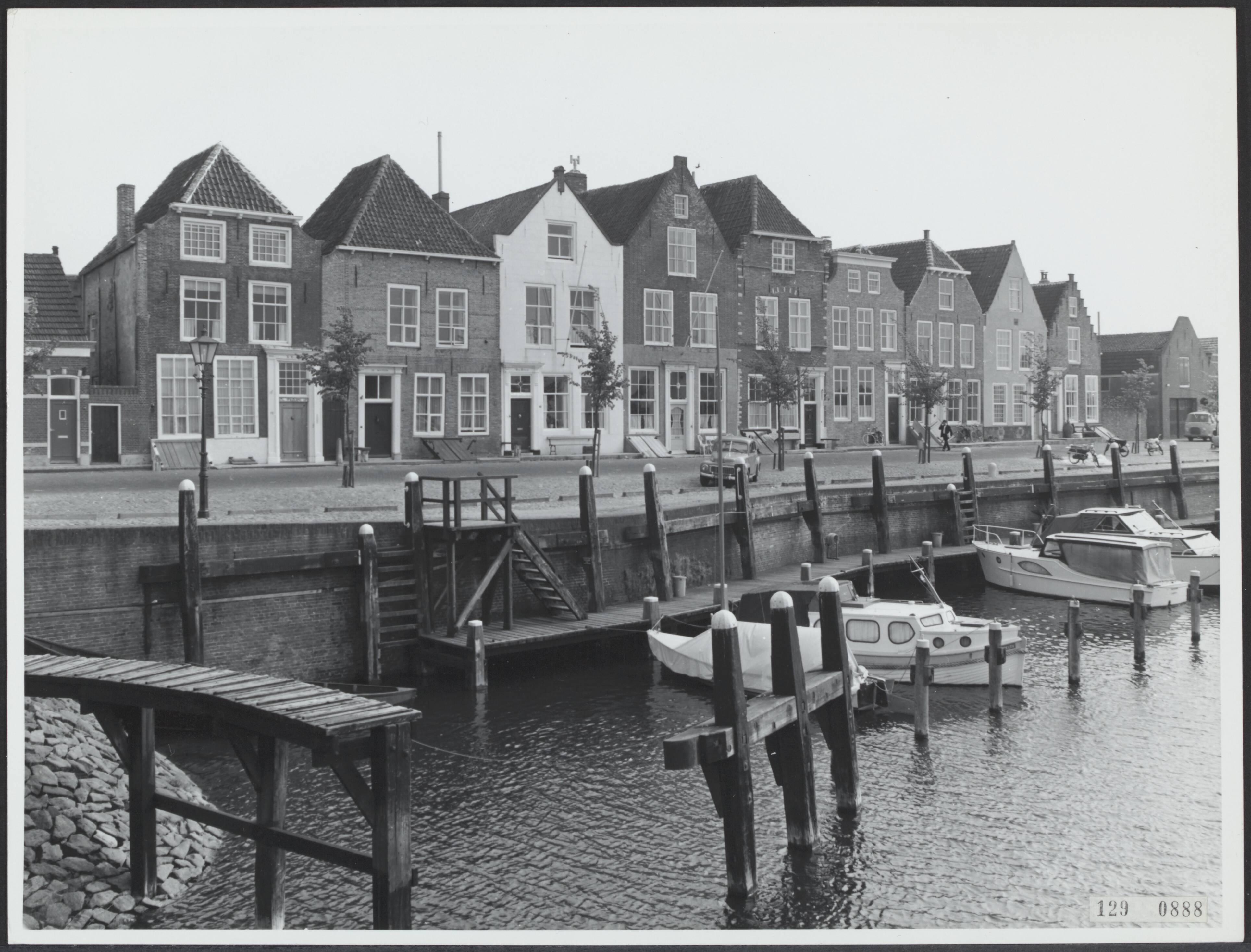 Fotocollectie Rijksvoorlichtingsdienst Eigen — Veere. Kade 75 t/m 89, na restauratie mei 1968 — Foto: Rijksdienst voor de Monumentenzorg. Licentie: Set B: Rechtenvrij / Publiek Domein. Bron: Nationaal Archief. http://hdl.handle.net/10648/af480834-d0b4-102d-bcf8-003048976d84